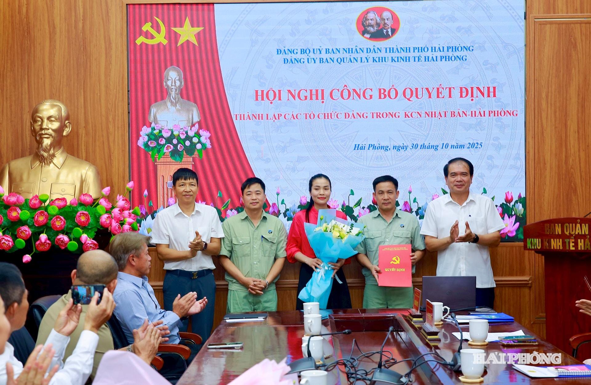 Lãnh đạo Ban quản lý Khu kinh tế Hải Phòng trao quyết định thành lập Chi bộ Đảng và tặng hoa chúc mừng doanh nghiệp trong Khu công nghiệp Nhật Bản-Hải Phòng