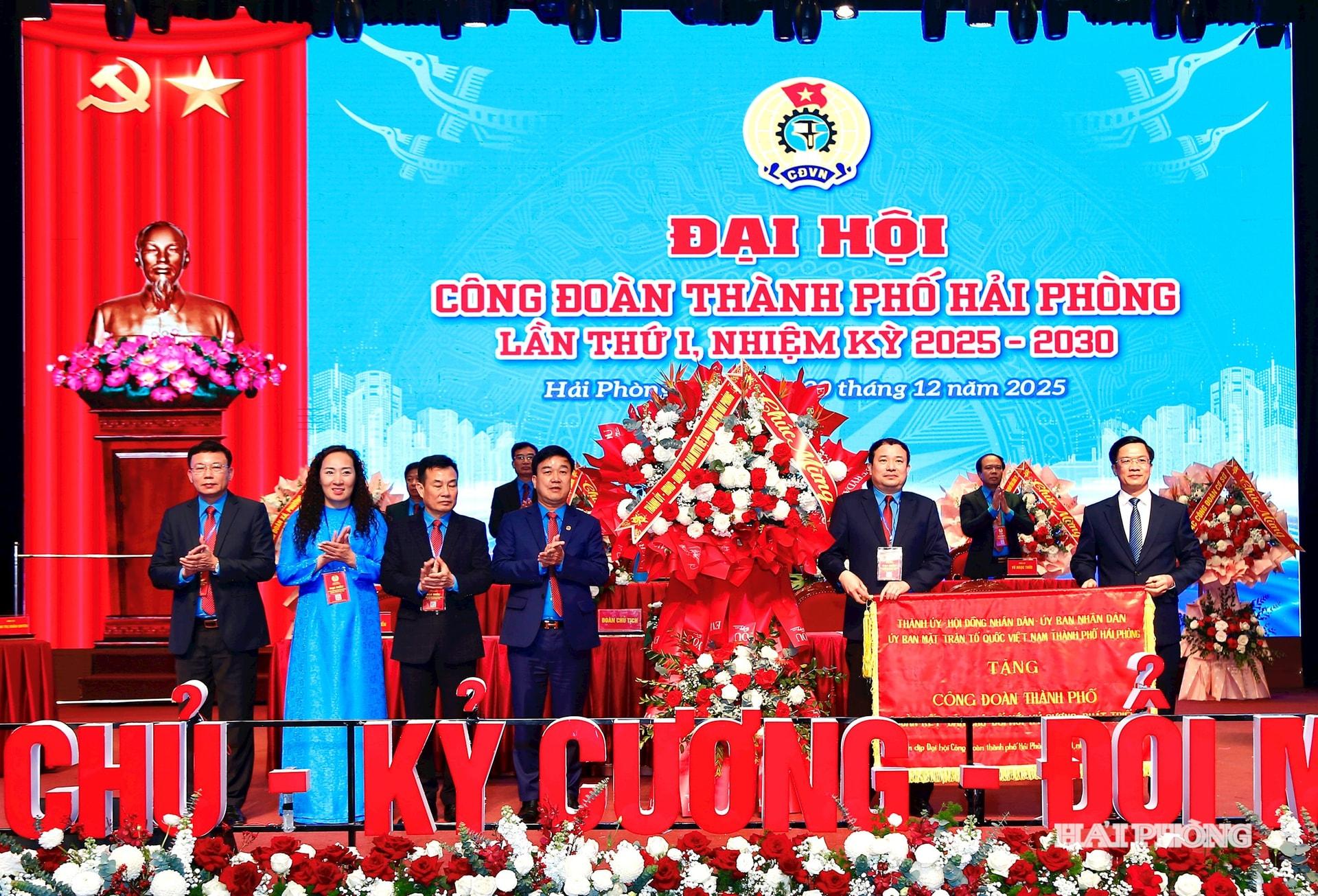 Đồng ch&iacute; Phạm Văn Lập, Ph&oacute; b&iacute; thư Th&agrave;nh ủy, Chủ tịch Mặt trận Tổ quốc Việt Nam th&agrave;nh phố trao hoa v&agrave; bức trướng ch&uacute;c mừng Đại hội.