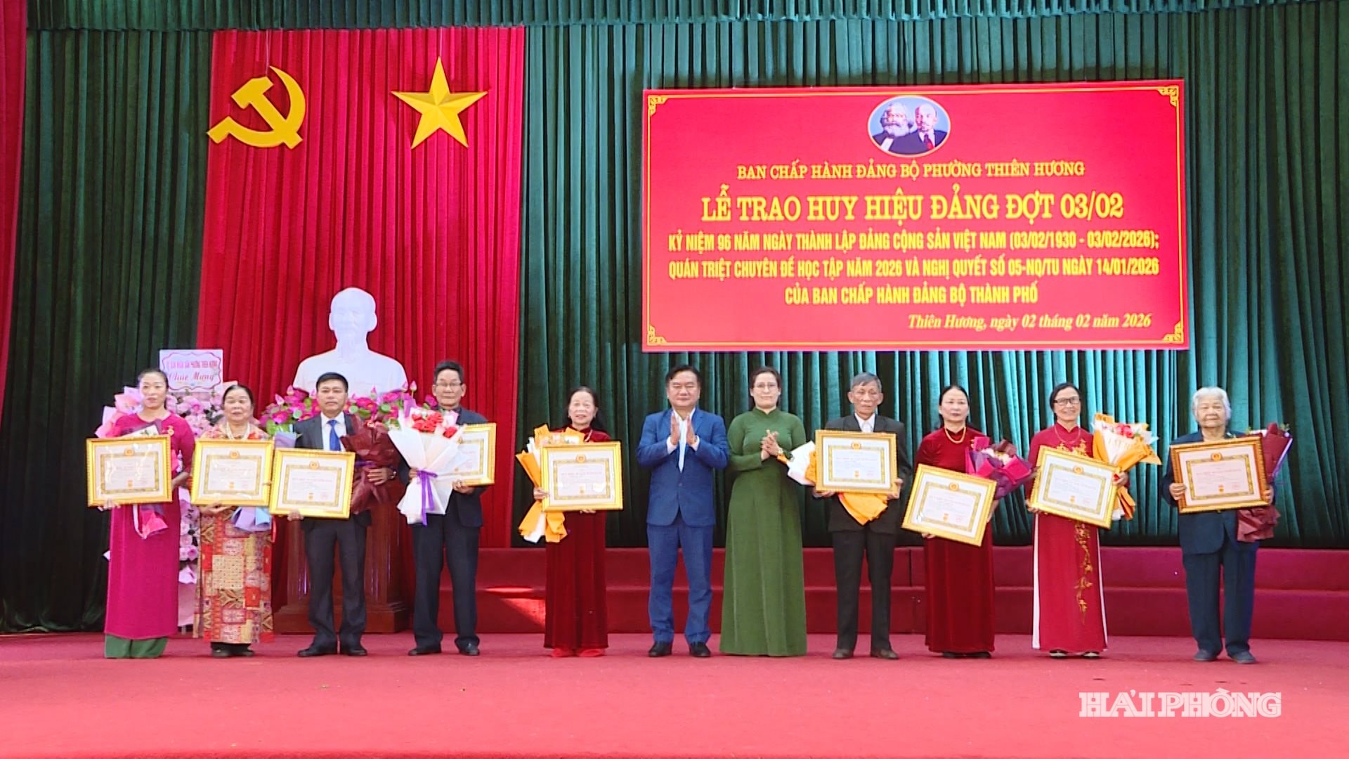 Lãnh đạo Đảng ủy phường trao Huy hiệu Đảng cho các đảng viên