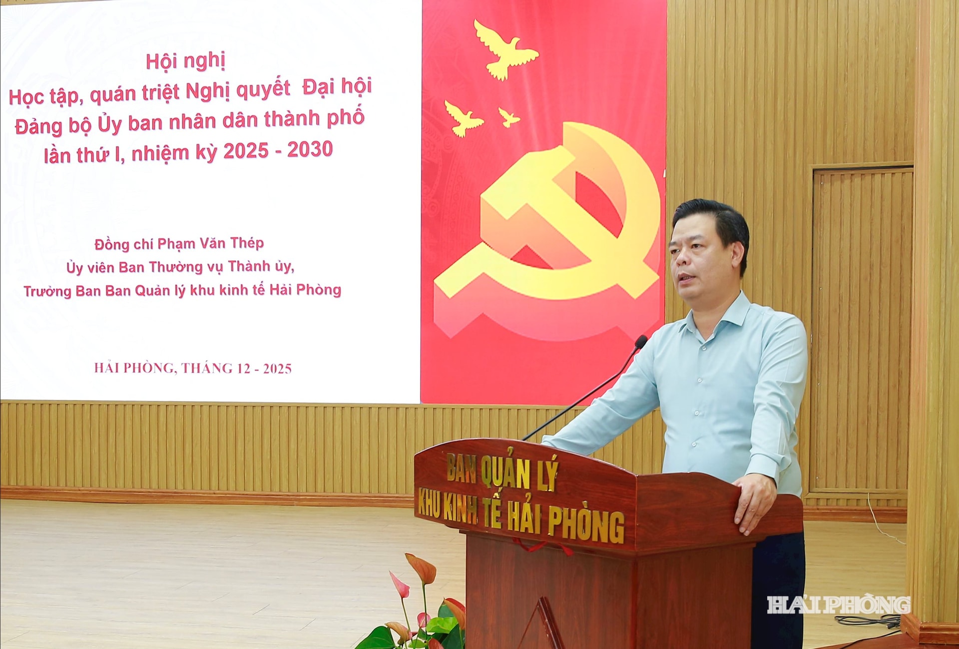 Đồng ch&iacute; Phạm Văn Th&eacute;p, Uỷ vi&ecirc;n Ban Thường vụ Th&agrave;nh uỷ, Trưởng Ban quản l&yacute; Khu kinh tế Hải Ph&ograve;ng truyền đạt một số nội dung Nghị quyết.