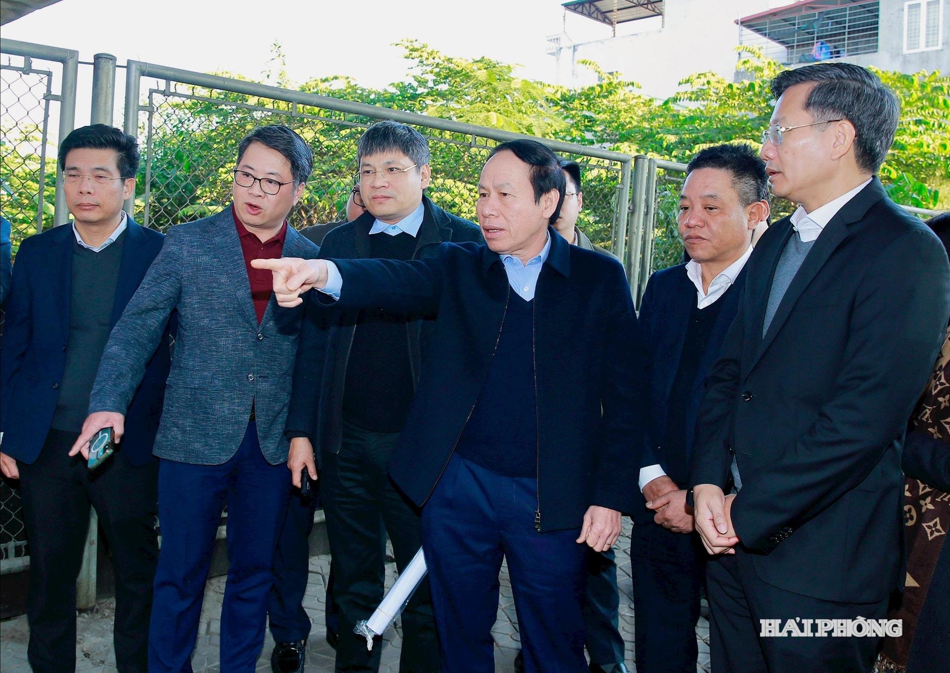 Đồng chí Lê Tiến Châu, Ủy viên Trung ương Đảng, Bí thư Thành uỷ, Trưởng Đoàn đại biểu Quốc hội thành phố Hải Phòng kiểm tra tại nút giao đường Trường Chinh - Bùi Viện. Ảnh: DUY THÍNH