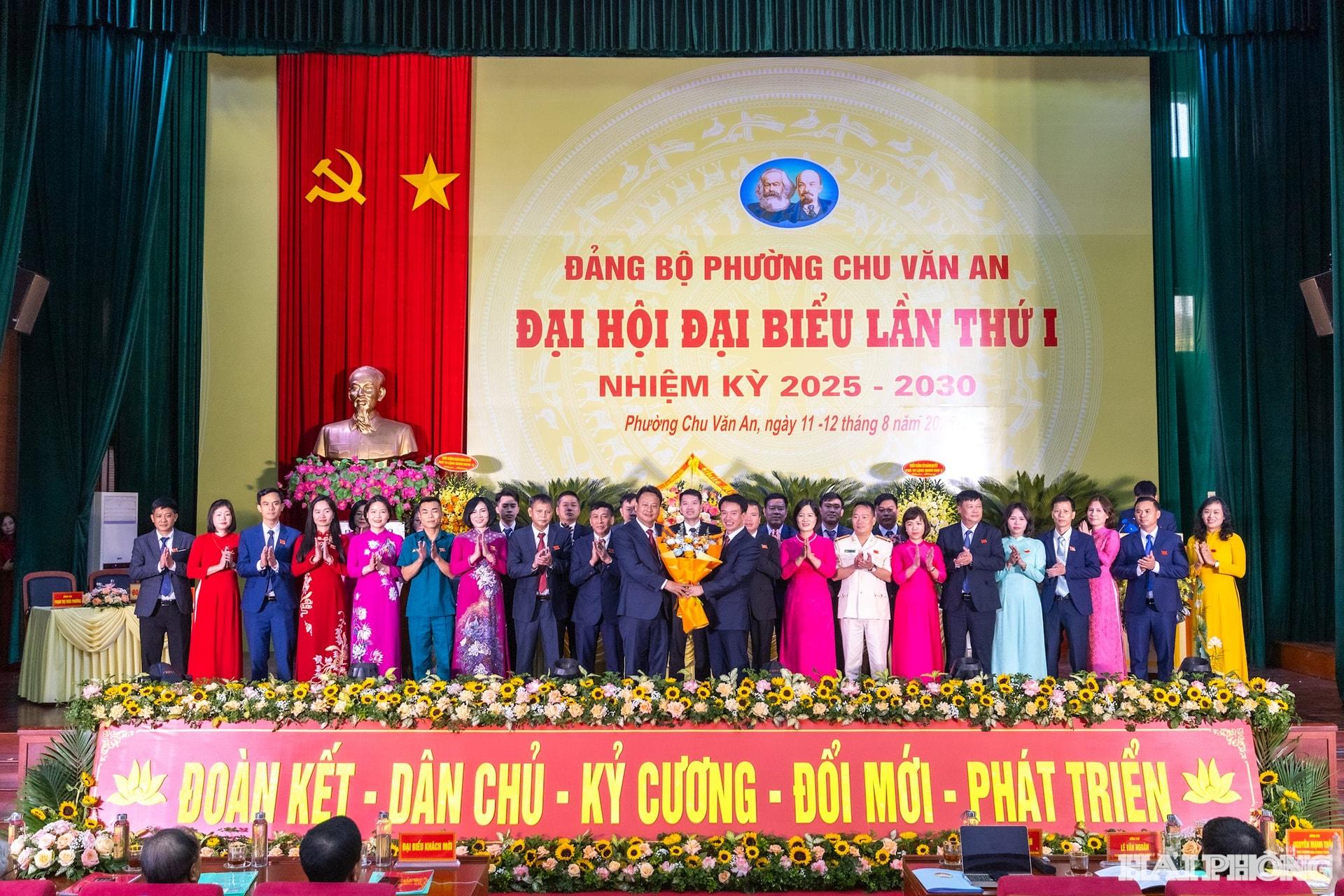 Đồng chí Nguyễn Đức Tuấn tặng hoa chúc mừng Ban Chấp hành Đảng bộ phường