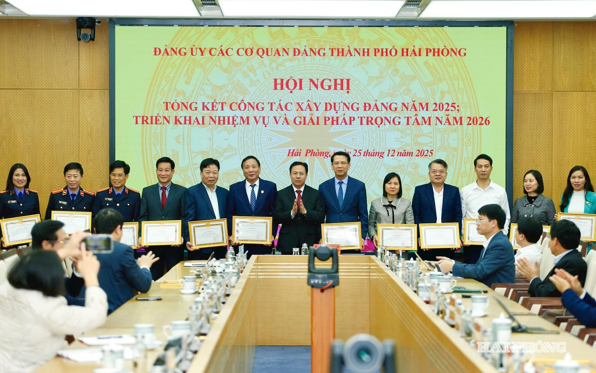 Đồng ch&iacute; Ho&agrave;ng Quốc Thưởng, Uỷ vi&ecirc;n ban Thường vụ Th&agrave;nh ủy, Ph&oacute; b&iacute; thư Thường trực Đảng ủy khối c&aacute;c cơ quan Đảng th&agrave;nh phố trao giấy khen tặng c&aacute;c c&aacute; nh&acirc;n c&oacute; th&agrave;nh t&iacute;ch xuất sắc.