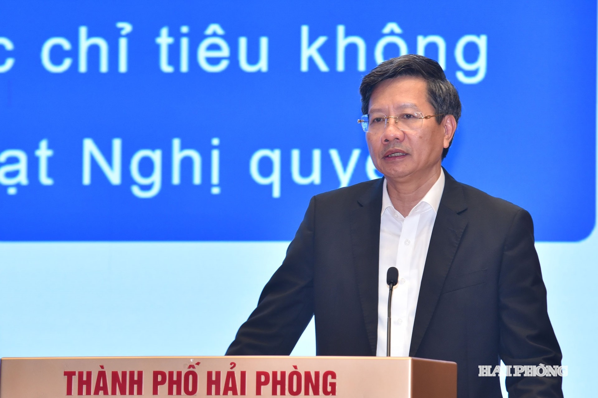 Đồng chí Lê Anh Quân, Phó chủ tịch Thường trực UBND thành phố phát biểu tại hội nghị.