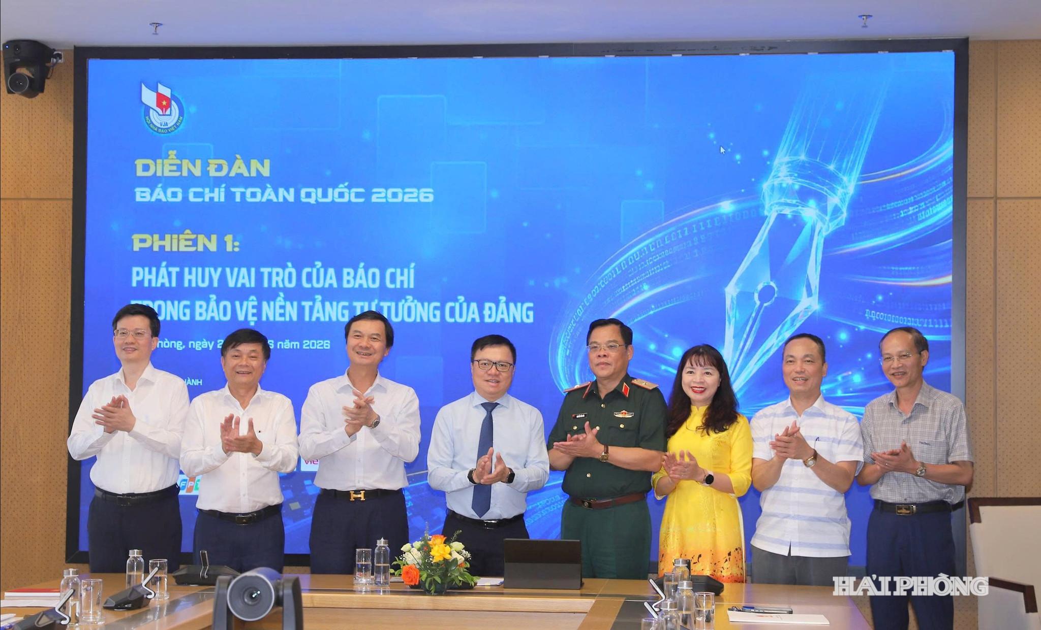 Đồng chí Lê Quốc Minh cùng các đại biểu, diễn giả tham dự tọa đàm.