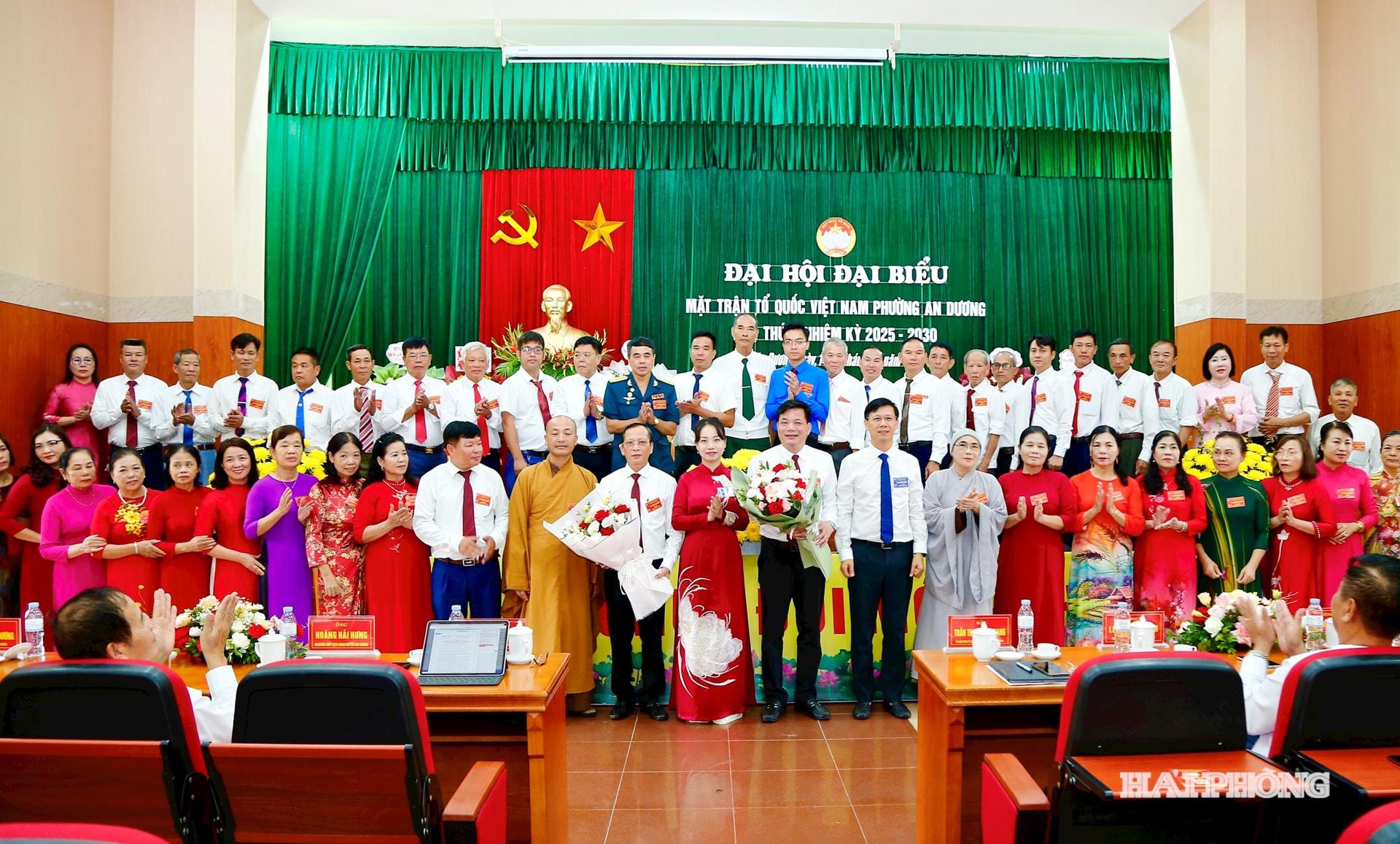 Lãnh đạo phường An Dương trao hoa chúc mừng Ban chấp hành Mặt trận Tổ quốc Việt Nam phường An Dương nhiệm kỳ 2025-2030.