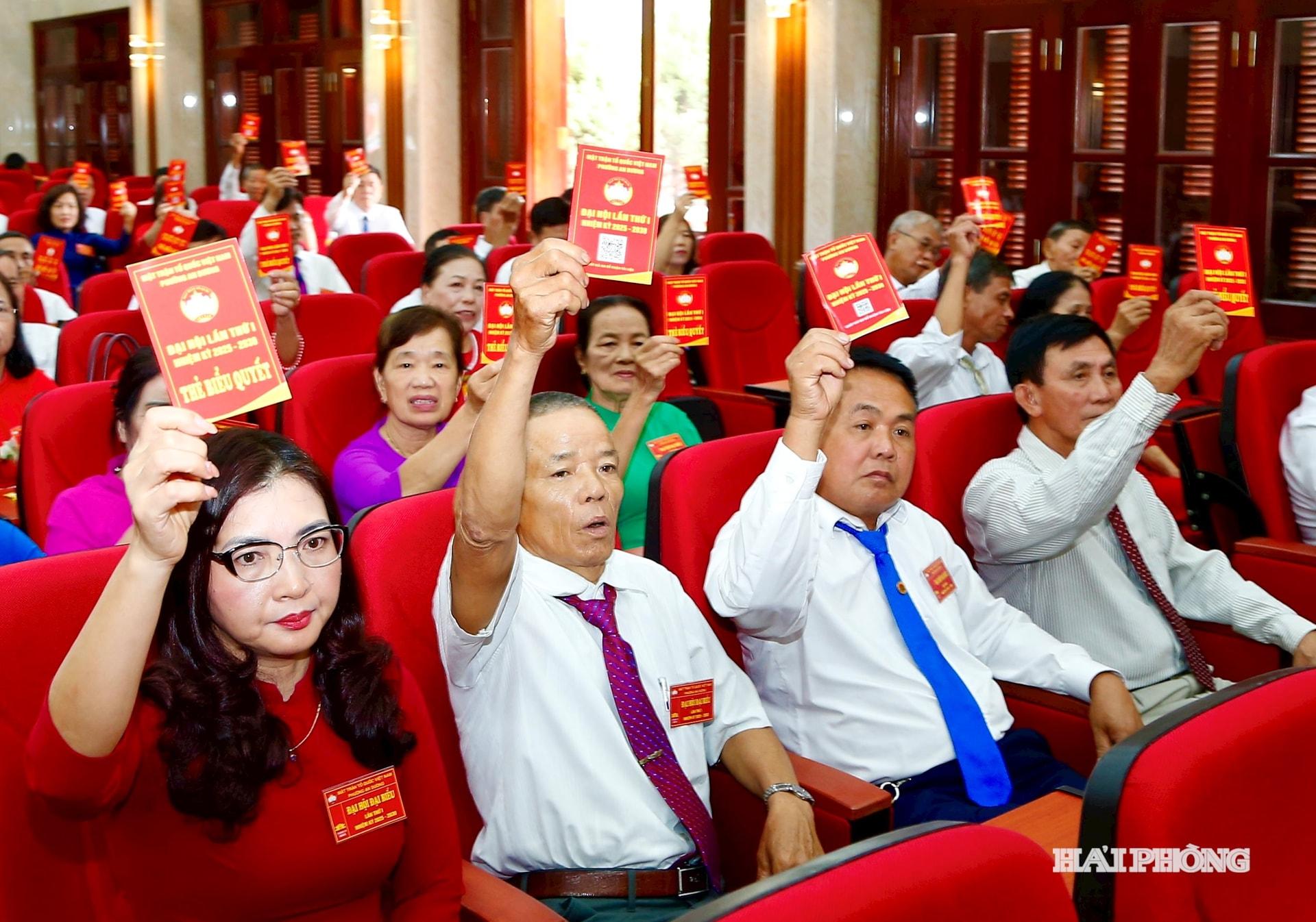 Các đại biểu biểu quyết thông qua nghị quyết Đại hội đại biểu Mặt trận Tổ quốc Việt Nam phường An Dương lần thứ 1, nhiệm kỳ 2025-2030.