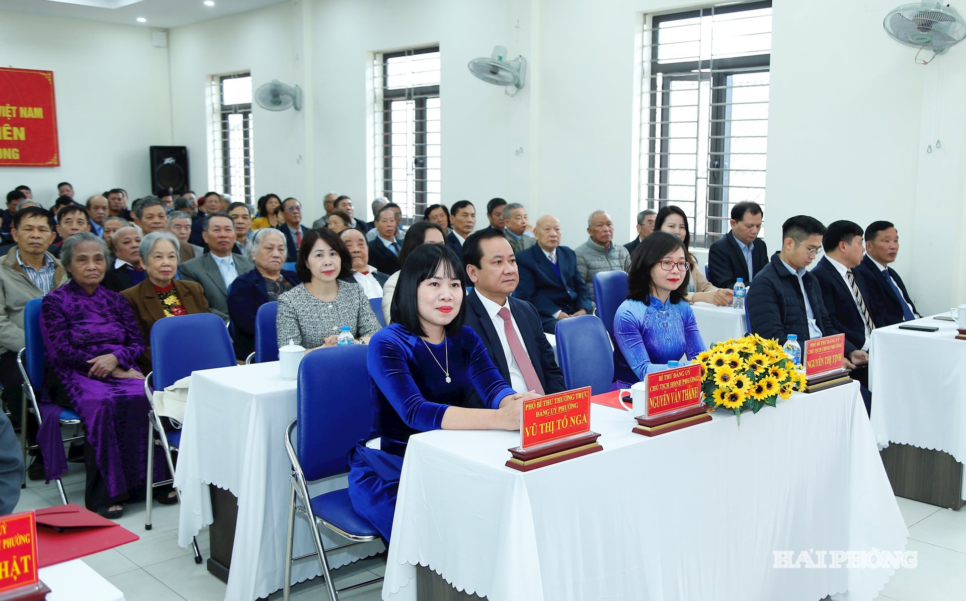 Các đại biểu dự lễ trao tặng huy hiệu Đảng tại phường An Biên.