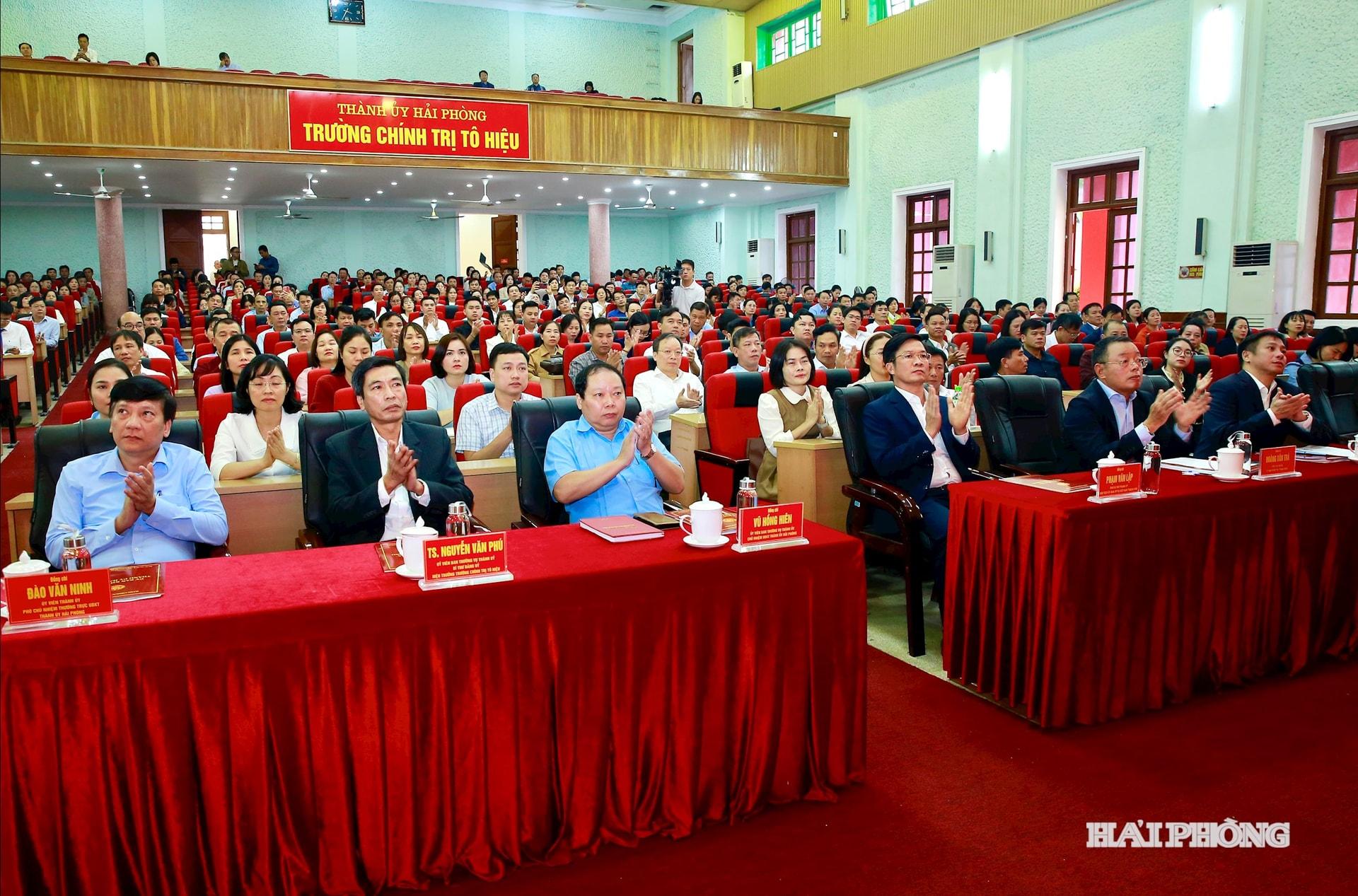 Đồng chí Phạm Văn Lập, Phó bí thư Thành uỷ, Chủ tịch Uỷ ban MTTQ Việt Nam thành phố; Hhongf Văn Trà, Phó chủ nhiệm Uỷ ban Kiểm tra Trung ương cùng các đại biểu dự lễ bế giảng