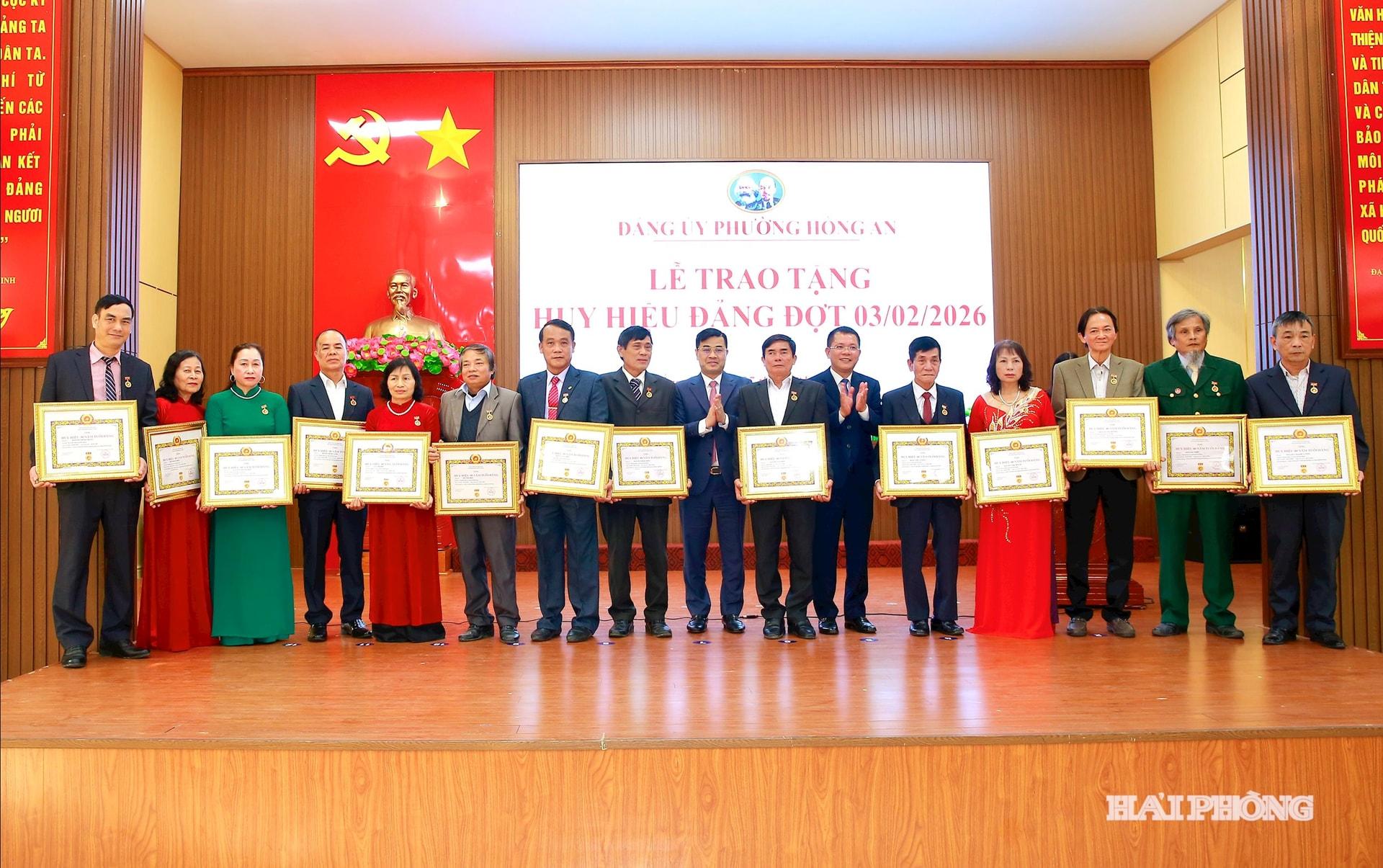Các đồng chí lãnh đạo Đảng uỷ phường Hồng An trao huy hiệu 40 năm, 30 năm tuổi đảng tặng các đảng viên trên địa bàn.