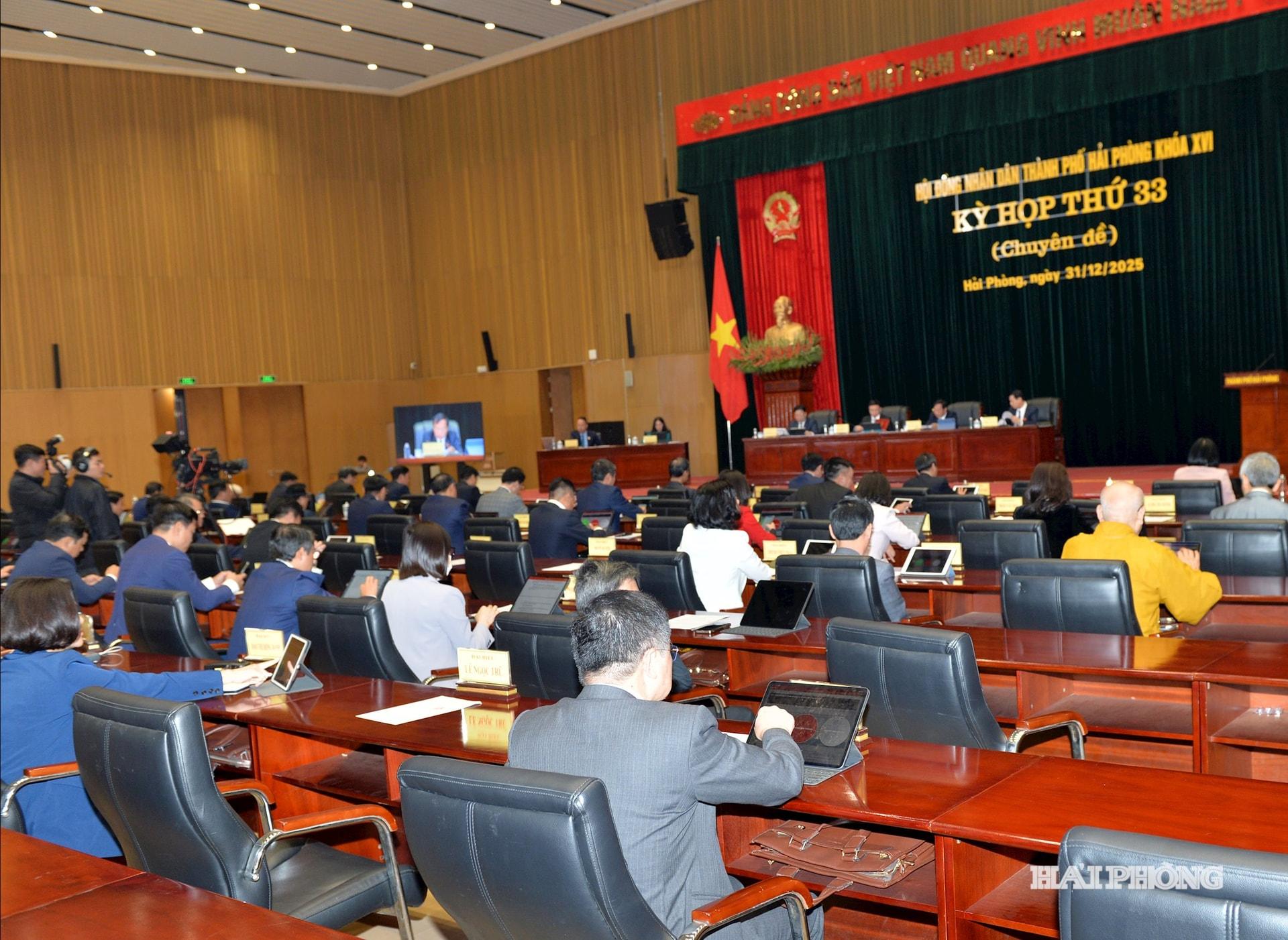 Đại biểu biểu quyết thông qua các nội dung trình kỳ họp