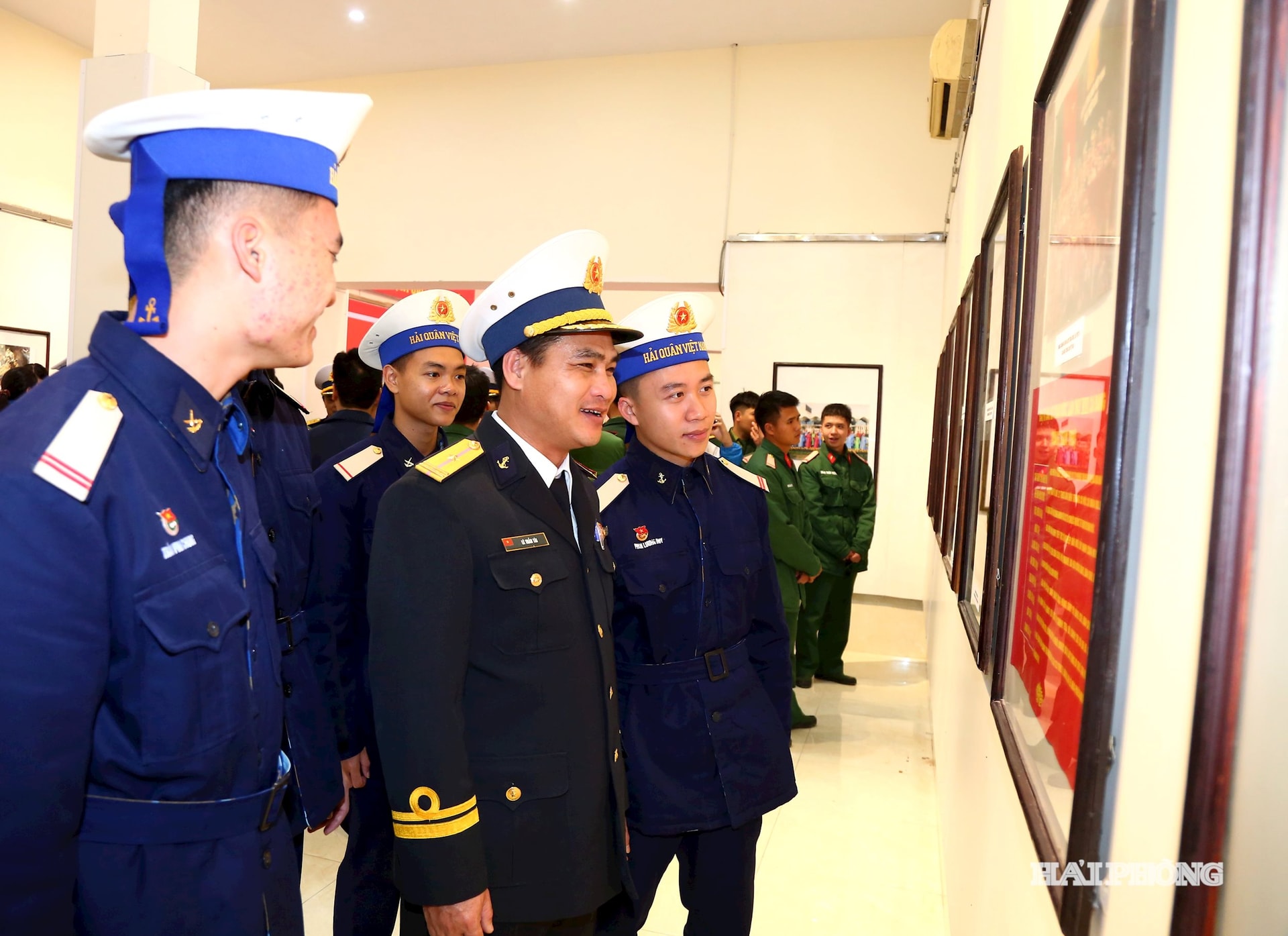 Đ&ocirc;ng đảo c&aacute;c lực lượng v&agrave; người d&acirc;n tới xem triển l&atilde;m ảnh tư liệu Đảng cộng sản Việt Nam qua c&aacute;c kỳ Đại hội.