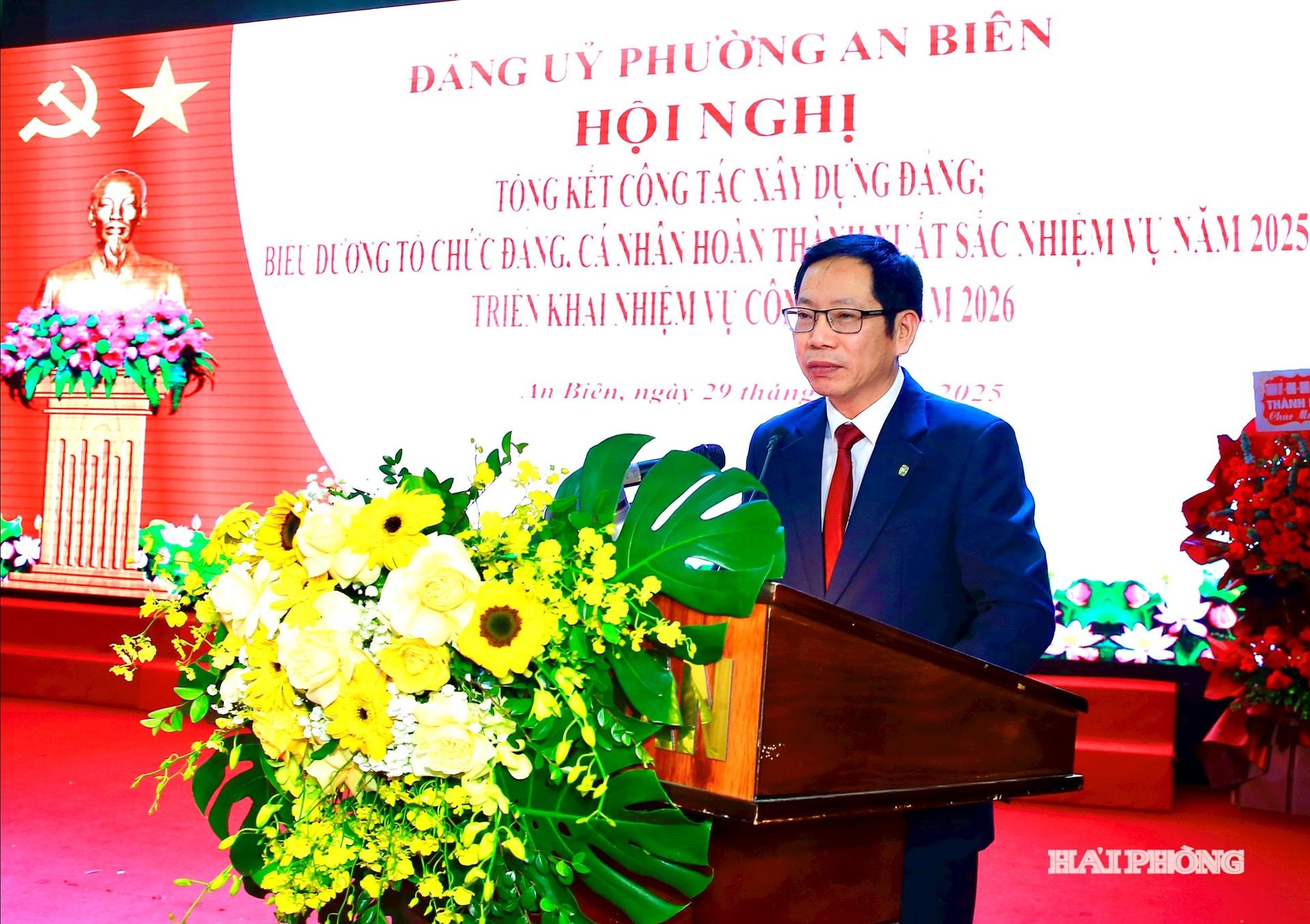 Đồng ch&iacute; Vũ Tiến Phụng, Uỷ vi&ecirc;n Ban Thường vụ Th&agrave;nh uỷ, Ph&oacute; chủ tịch UBND th&agrave;nh phố ph&aacute;t biểu vhir đạo tại hội nghị triển khai nhiệm vụ năm 2026 phường An Bi&ecirc;n.