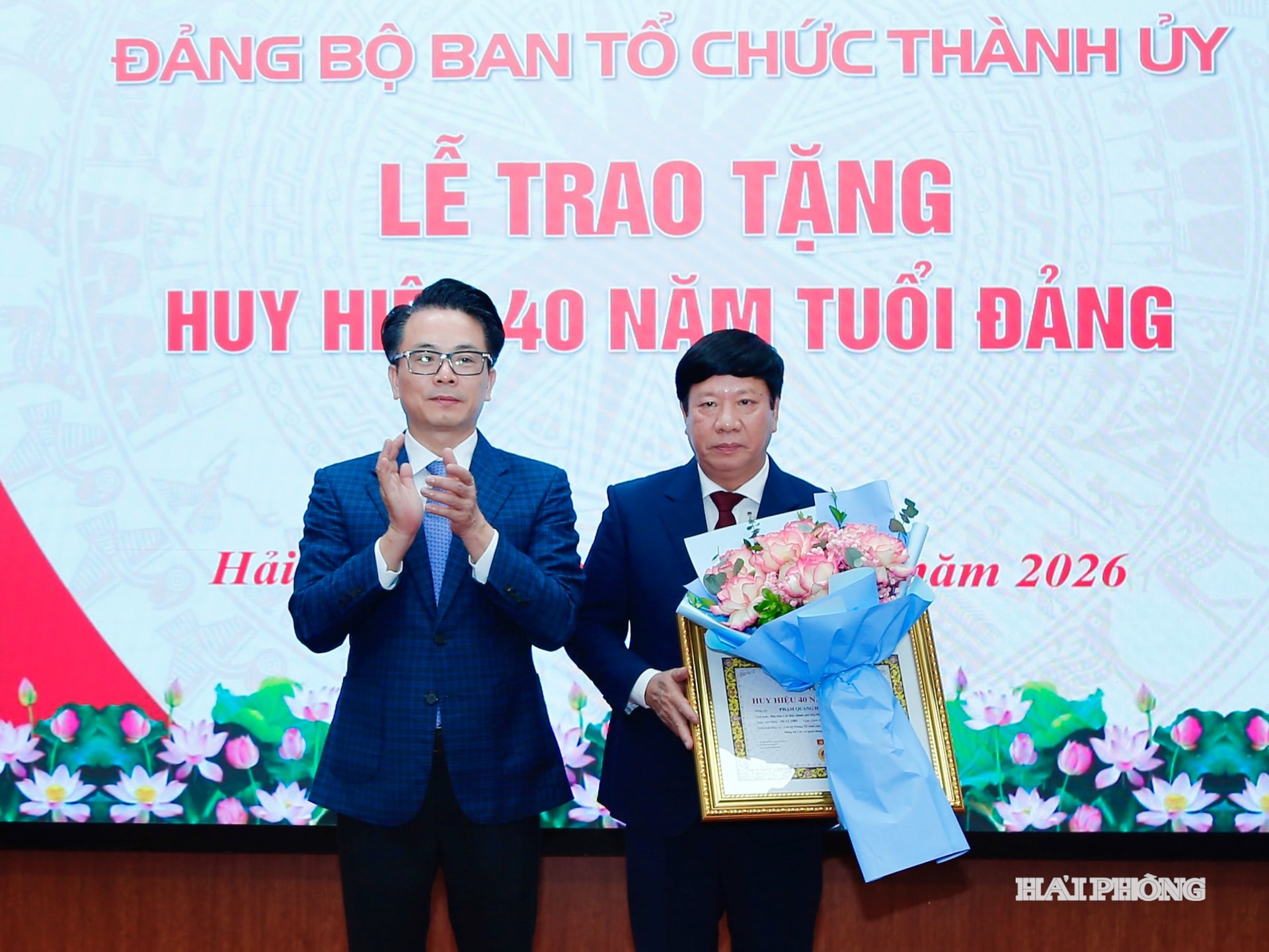 Đồng ch&iacute; L&ecirc; Tr&iacute; Vũ, Uỷ vi&ecirc;n ban Thường vụ Th&agrave;nh ủy, Trưởng ban Tổ chức Th&agrave;nh ủy trao huy hiệu