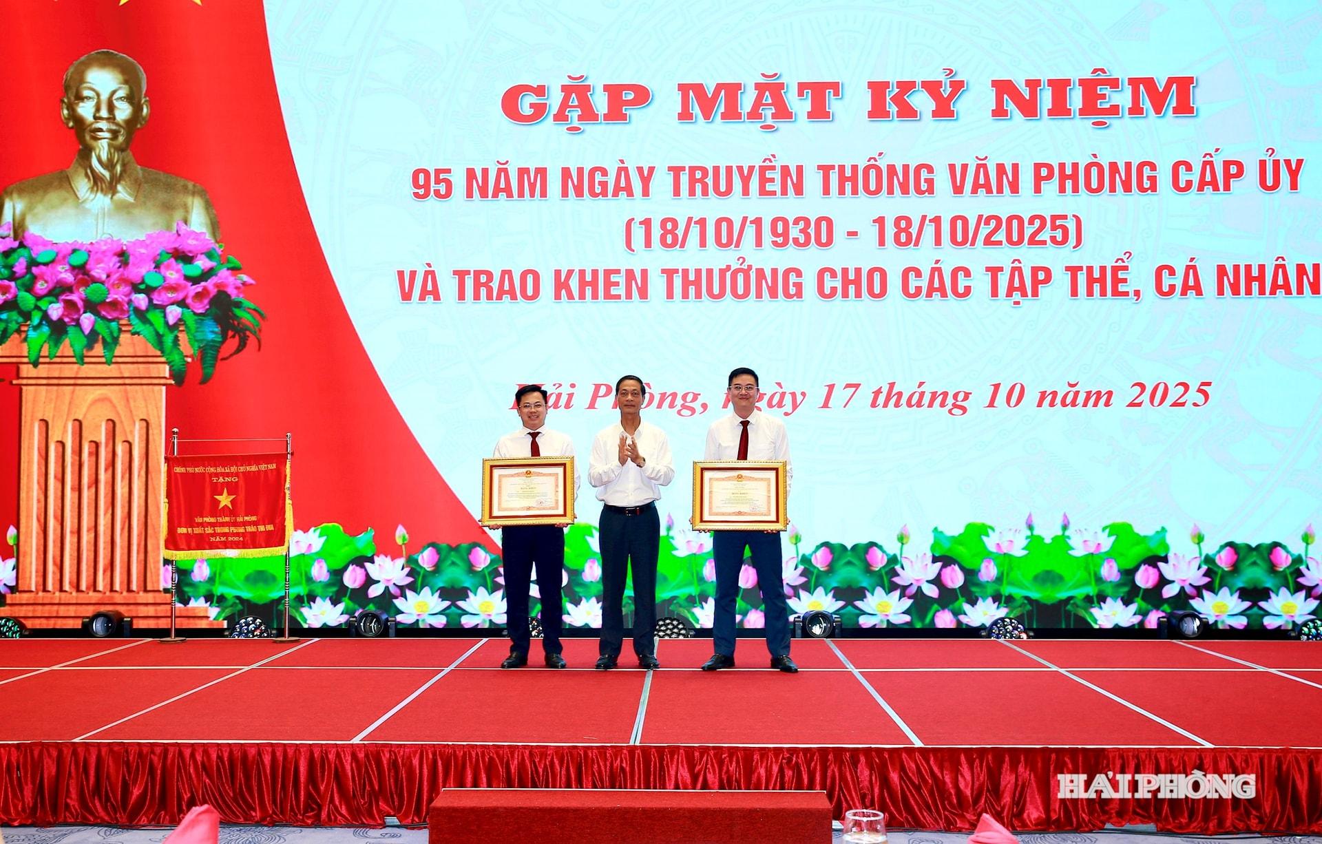 Đồng chí Đỗ Mạnh Hiến, Phó bí thư Thường trực Thành uỷ trao bằng khen của Thủ tướng Chính phủ tặng các cá nhân tiêu biểu.