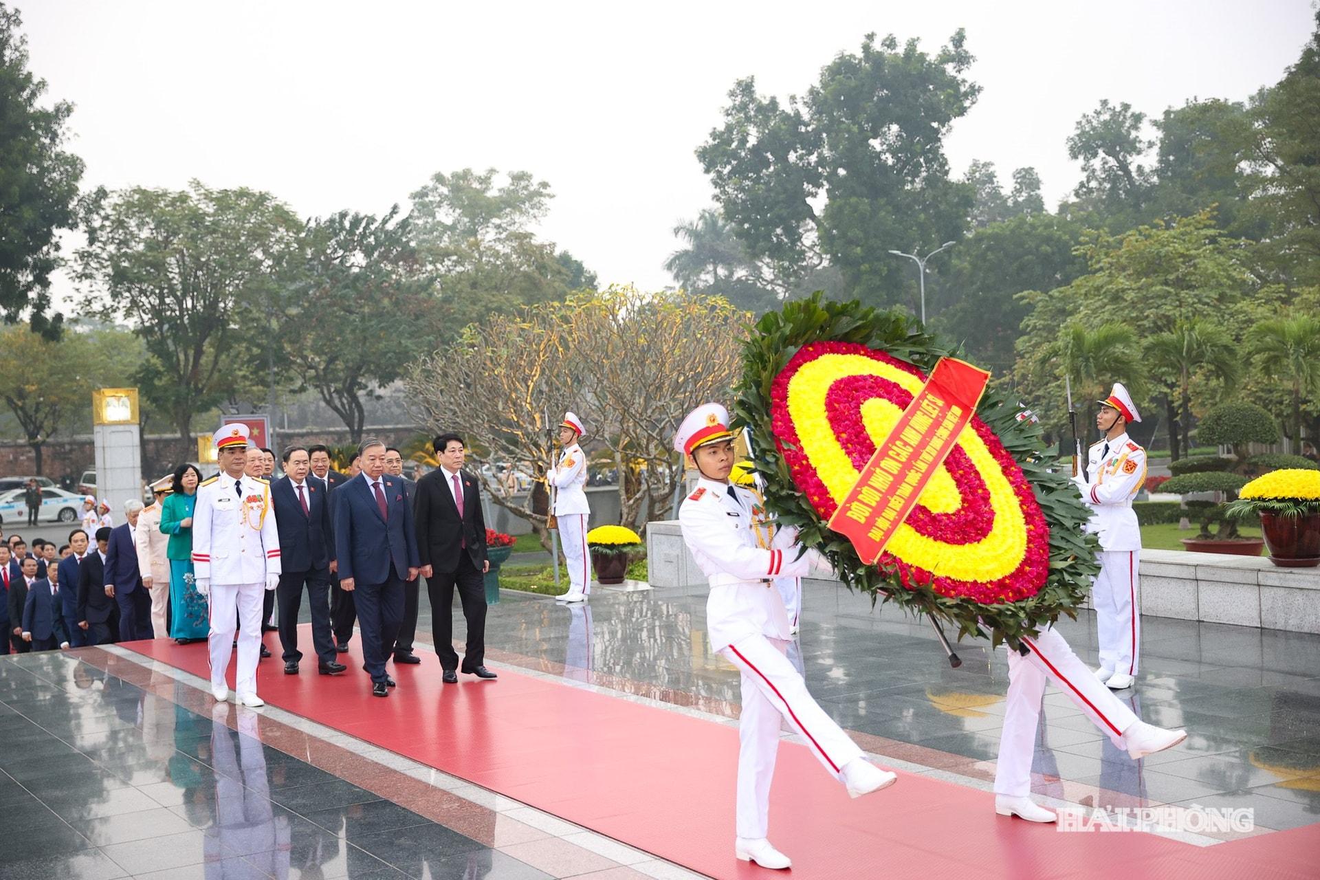 Đo&agrave;n đại biểu đặt v&ograve;ng hoa v&agrave; d&acirc;ng hương tại Đ&agrave;i tưởng niệm c&aacute;c anh h&ugrave;ng liệt sỹ