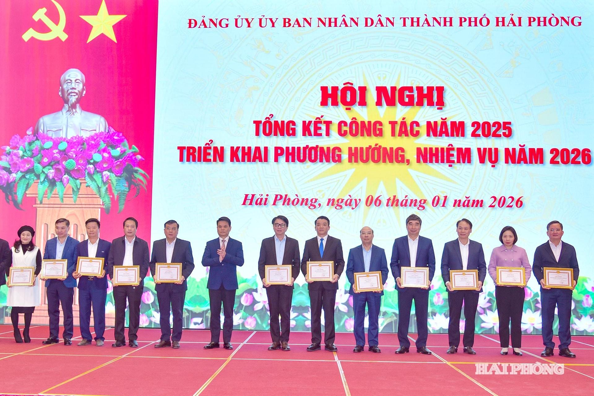 Đồng ch&iacute; L&ecirc; Ngọc Ch&acirc;u, Ph&oacute; b&iacute; thư Th&agrave;nh ủy, Chủ tịch UBND th&agrave;nh phố trao giấy khen tặng c&aacute;c tập thể c&oacute; th&agrave;nh t&iacute;ch xuất sắc.
