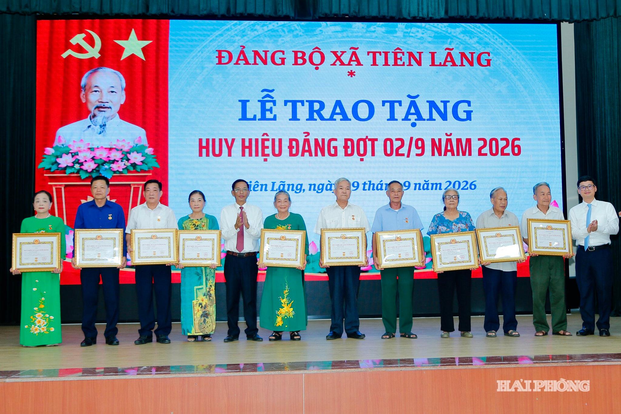 Lãnh đạo xã Tiên Lãng trao huy hiệu Đảng tặng các Đảng viên.