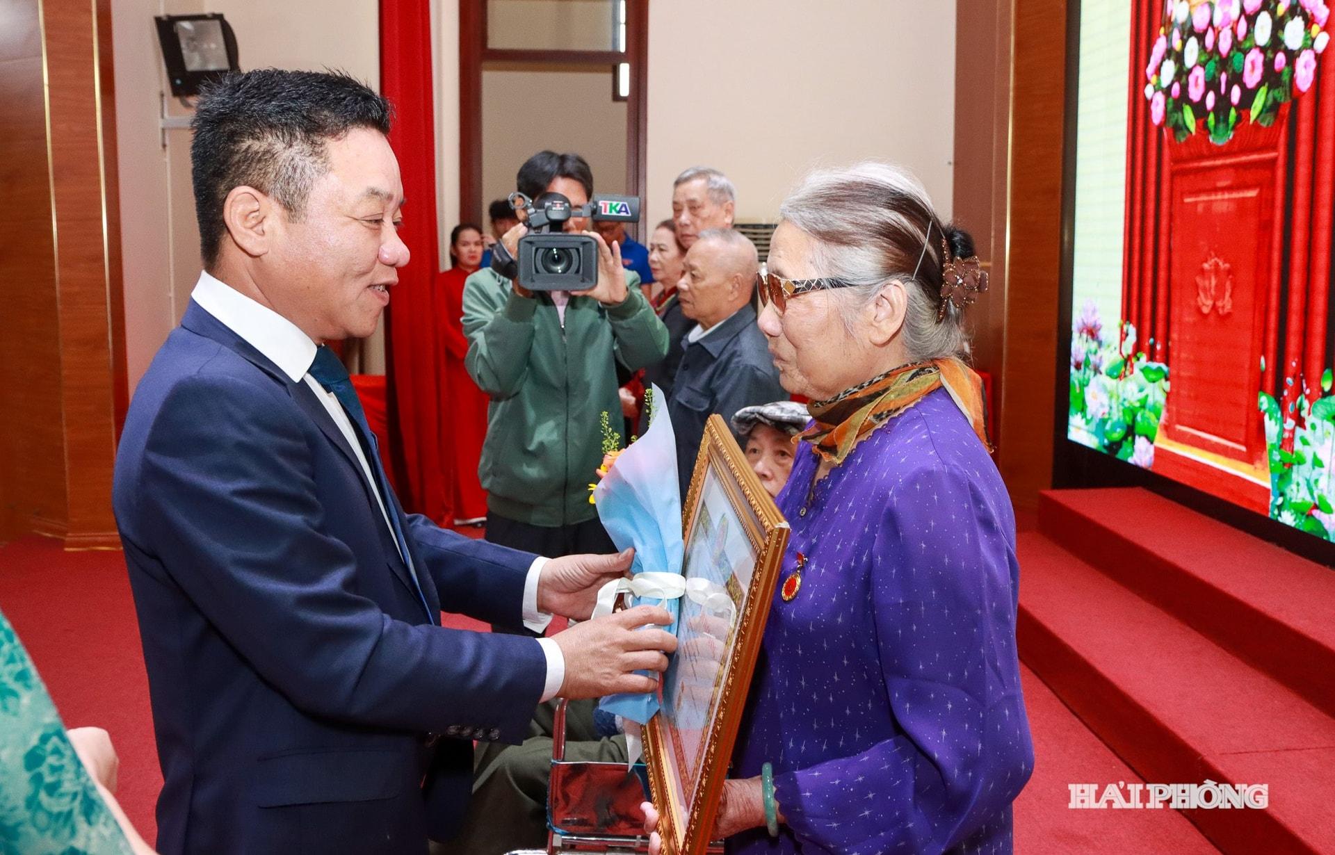 Đồng chí Trần Quang Tuấn, Bí thư Đảng uỷ, Chủ tịch HĐND phường Kiến A trao Huy hiệu 65 năm tuổi Đảng tặng đảng viên.