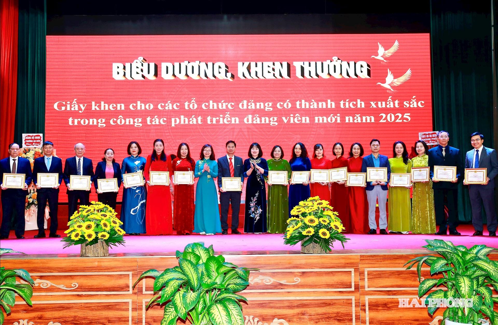 Đồng ch&iacute; Vũ Thị Tố Nga, Ph&oacute; b&iacute; thư Thường trực Đảng uỷ phu&ograve;ng; Nguyễn Thị Tịnh, Ph&oacute; b&iacute; thư Đảng uỷ, Chủ tịch UBND phường An Bi&ecirc;n trao giấy khen tặng c&aacute;c tổ chức đảng ho&agrave;n th&agrave;nh xuất sắc trong c&ocirc;ng t&aacute;c ph&aacute;t triển đảng vi&ecirc;n năm 2025.