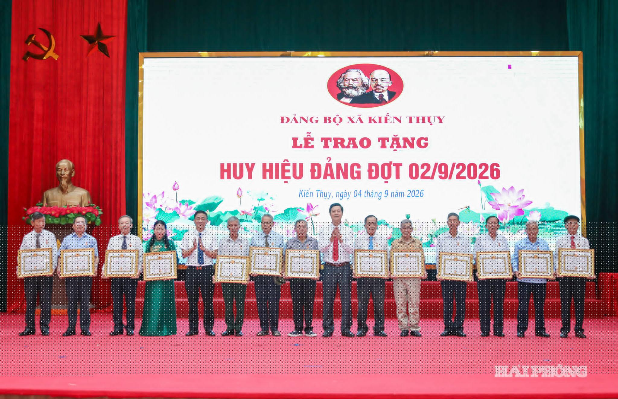 Lãnh đạo xã Kiến Thụy trao Huy hiệu đảng tặng đảng viên