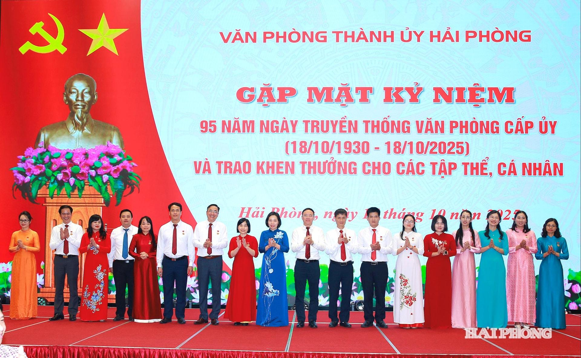 Lãnh đạo Văn phòng Thành uỷ trao kỷ niệm chương tặng các cá nhân.