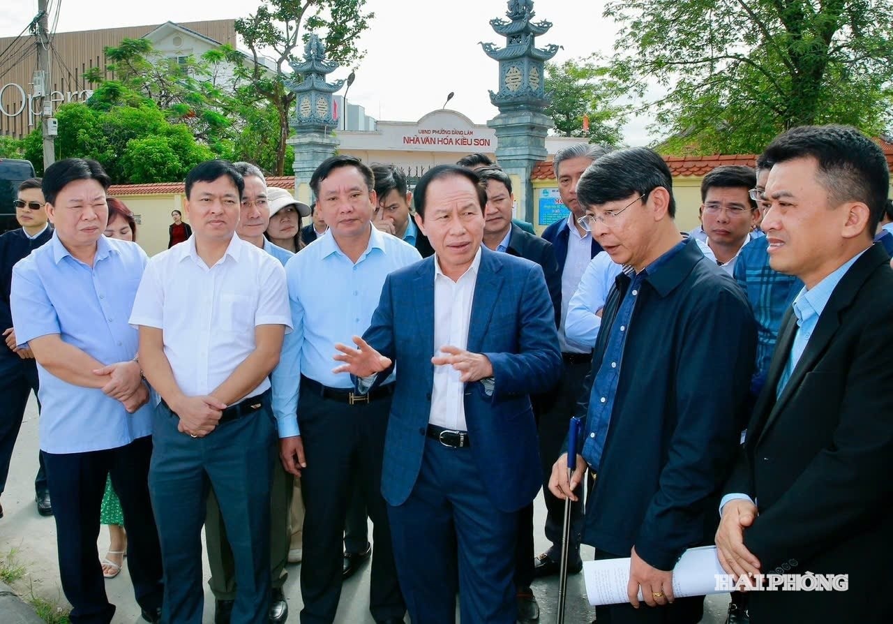 Secretary of the Hai Phong City Party Committee Le Tien Chau inspects site clearance work along Nguyen Binh Khiem Street.
