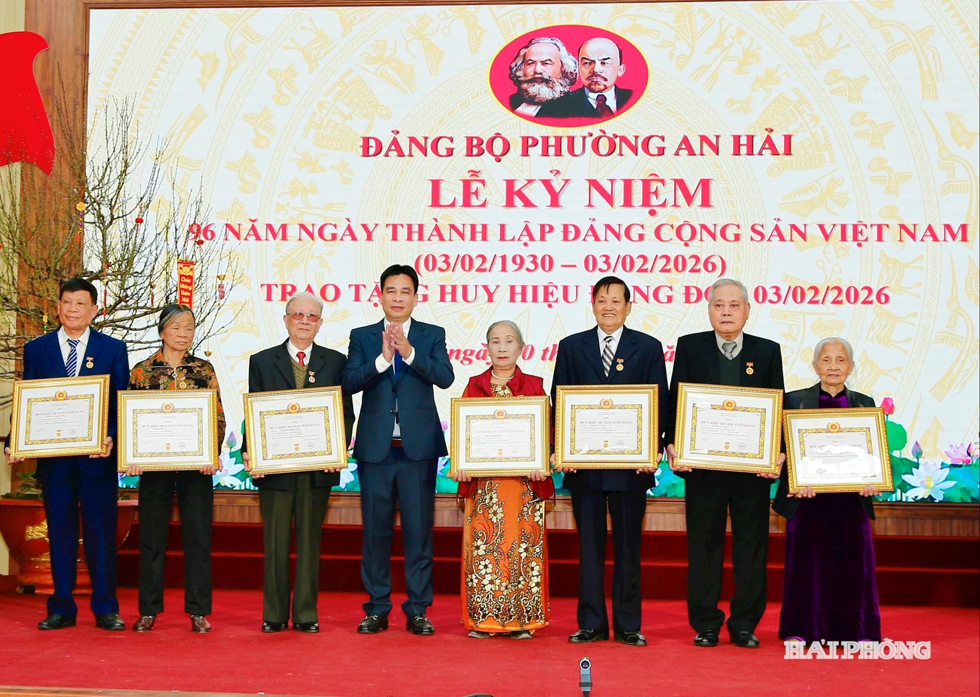 L&atilde;nh đạo Đảng ủy phường An Hải trao huy hiệu Đảng tặng c&aacute;c Đảng vi&ecirc;n.