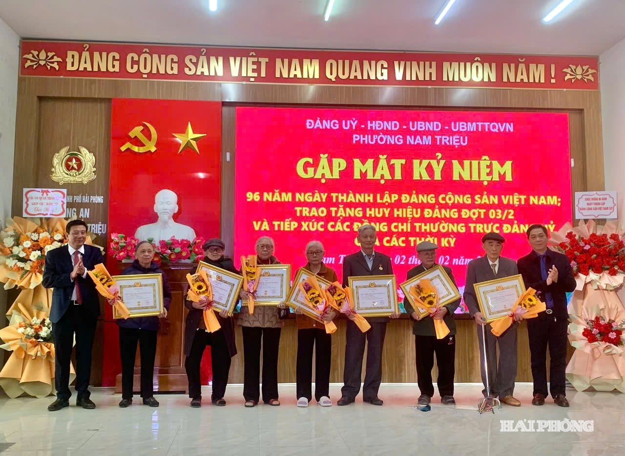 Đồng ch&iacute; Nguyễn Quang Ph&uacute;c, UVBTV Th&agrave;nh ủy, Trưởng Ban Tuy&ecirc;n gi&aacute;o v&agrave; D&acirc;n vận Th&agrave;nh ủy v&agrave; l&atilde;nh đạo phường Nam Triệu trao Huy hiệu Đảng tặng c&aacute;c đảng vi&ecirc;n