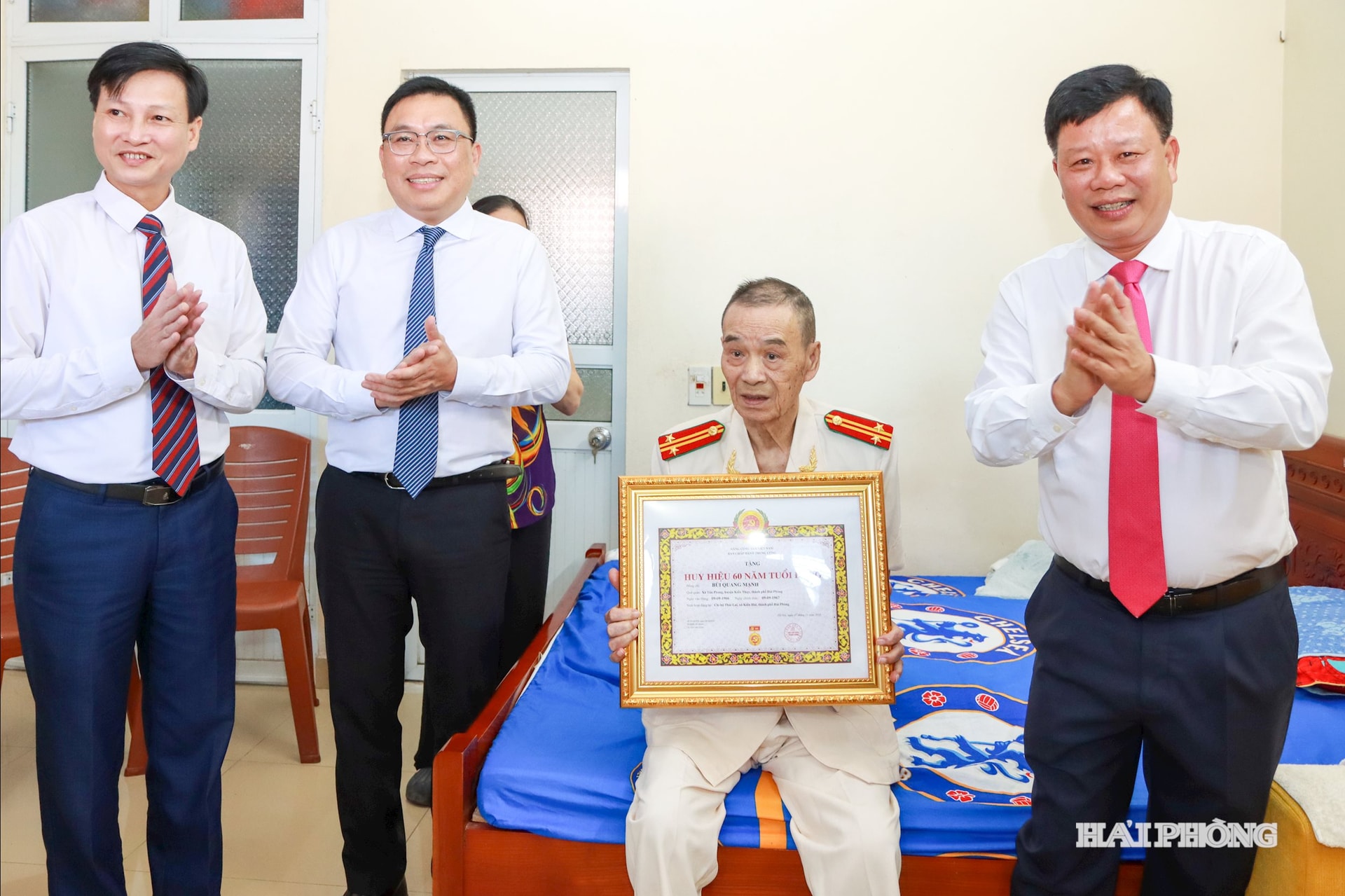 Đồng chí Lê Trung Kiên, Ủy viên Ban Thường vụ Thành ủy, Phó chủ tịch UBND thành phố, Trưởng ban quản lý Khu kinh tế Hải Phòng trao huy hiệu 60 năm tuổi đảng tặng đảng viên