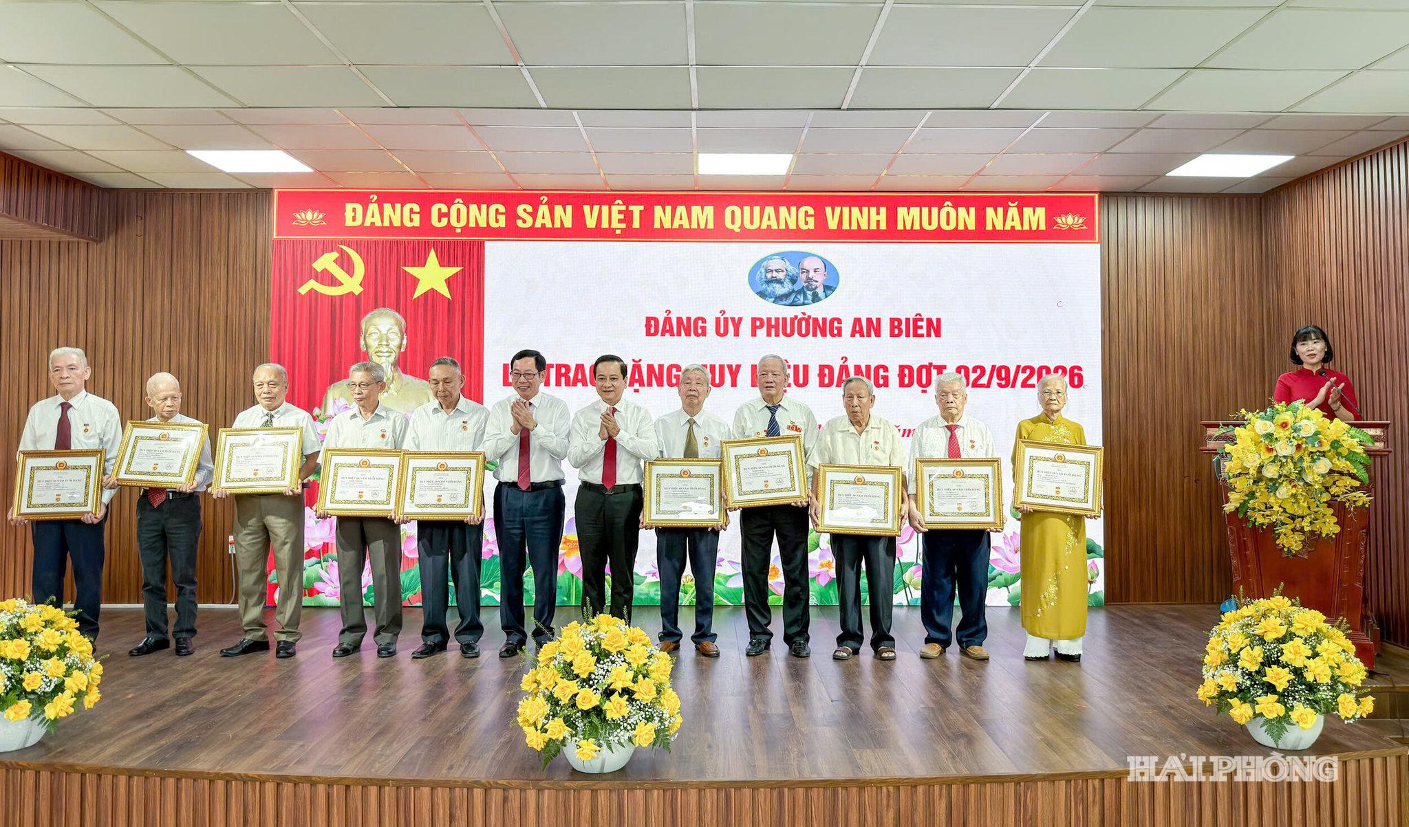 Đồng chí Vũ Tiến Phụng, Ủy viên Ban Thường vụ Thành ủy, Trưởng Ban Tổ chức Thành ủy và lãnh đạo Đảng uỷ phường An Biên trao Huy hiệu Đảng tặng các đảng viên 60 năm tuổi Đảng.