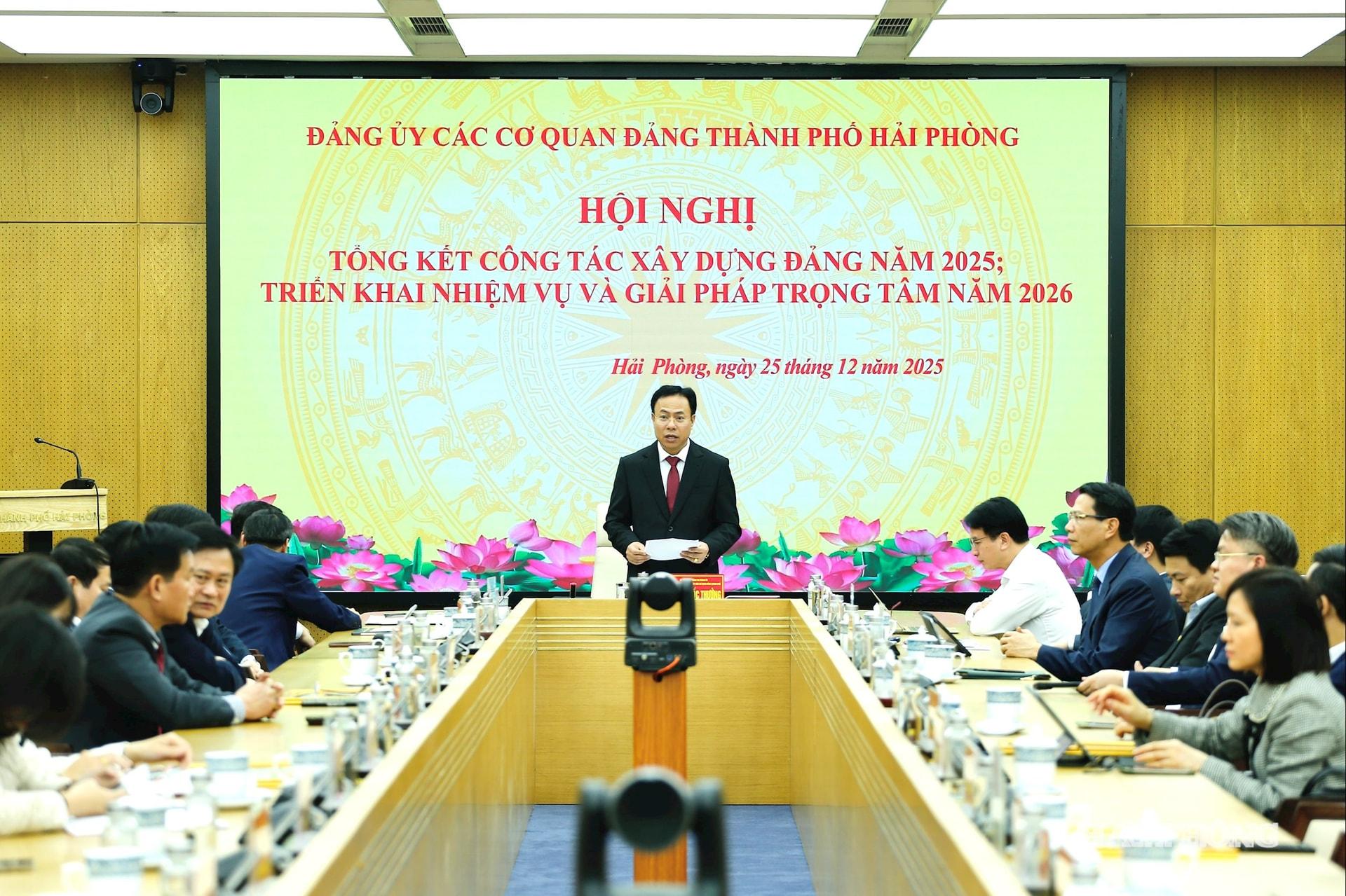 Đồng ch&iacute; Ho&agrave;ng Quốc Thưởng, Uỷ vi&ecirc;n ban Thường vụ Th&agrave;nh ủy, Ph&oacute; b&iacute; thư Thường trực Đảng ủy khối c&aacute;c cơ quan Đảng th&agrave;nh phố chủ tr&igrave; hội nghị.