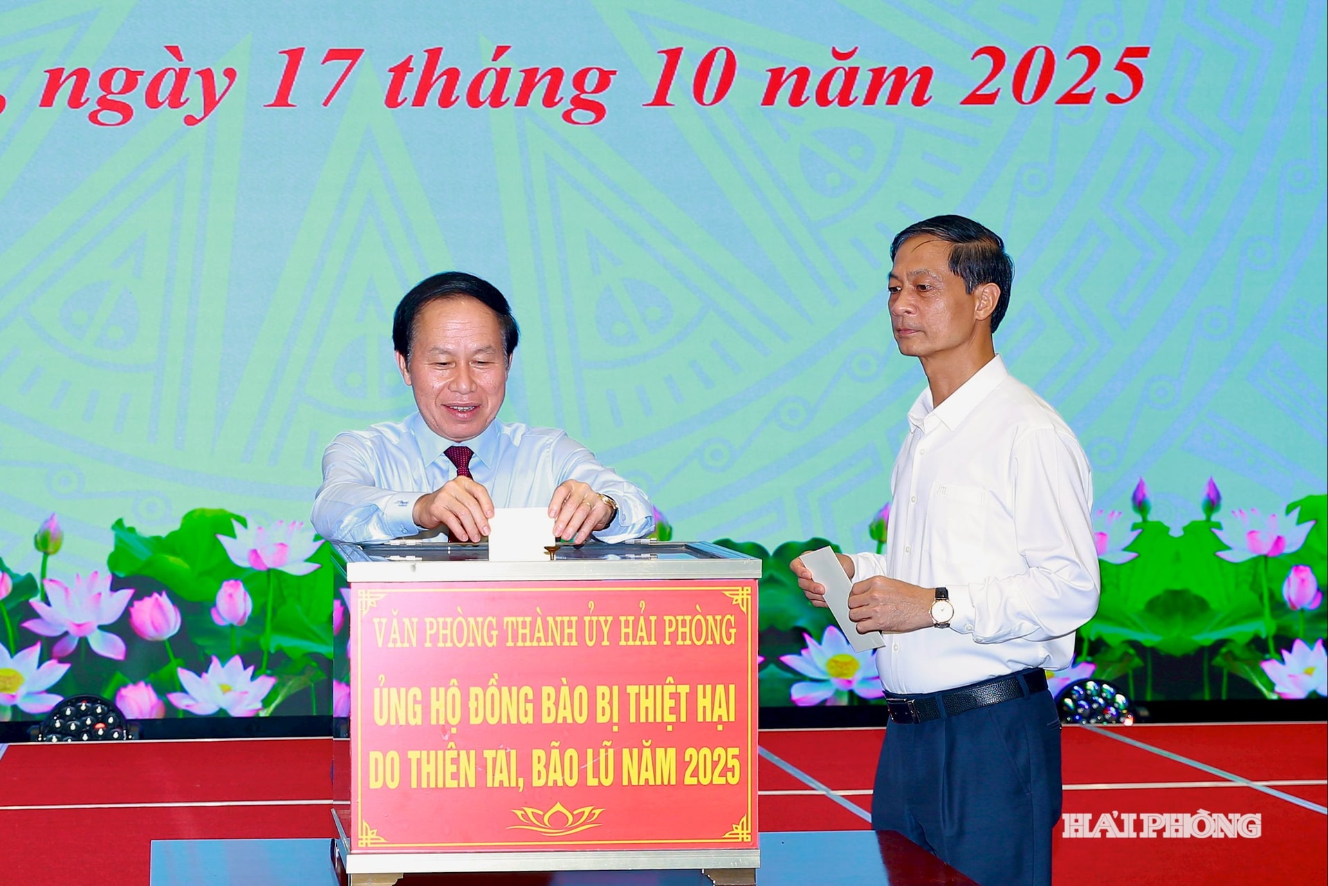 Đồng chí Lê Tiến Châu, Uỷ viên Trung ương Đảng, Bí thư Thành uỷ, Trưởng đoàn đại biểu Quốc hội Hải Phòng cùng các đại biểu quyên góp ủng hộ đồng bào lũ lụt.