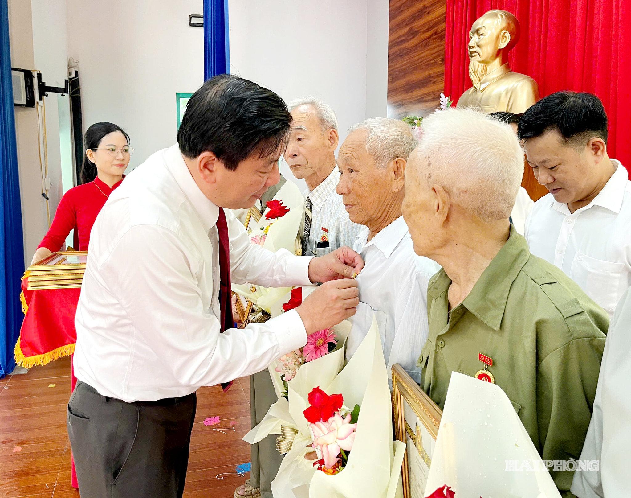 Đồng chí Nguyễn Quang Phúc, Ủy viên Ban Thường vụ Thành ủy, Trưởng Ban Tuyên giáo và Dân vận Thành ủy trao tặng Huy hiệu Đảng tặng các đảng viên tại buổi lễ.