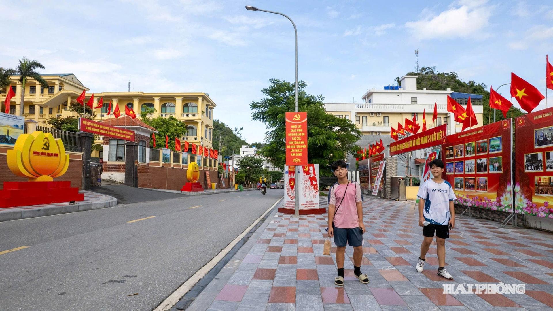 Kh&ocirc;ng kh&iacute; phấn khởi, vui tươi tr&agrave;n ngập khắp c&aacute;c đường phố tr&ecirc;n địa b&agrave;n đặc khu C&aacute;t Hải.