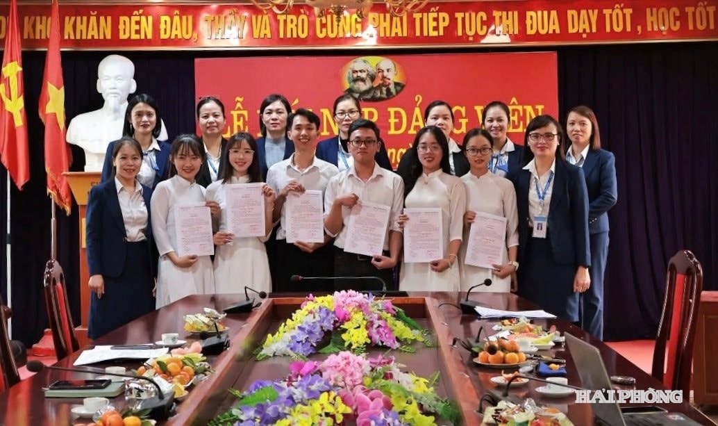 Đảng bộ Trường Đại học Sao Đỏ kết nạp Đảng cho quần ch&uacute;ng ưu t&uacute;