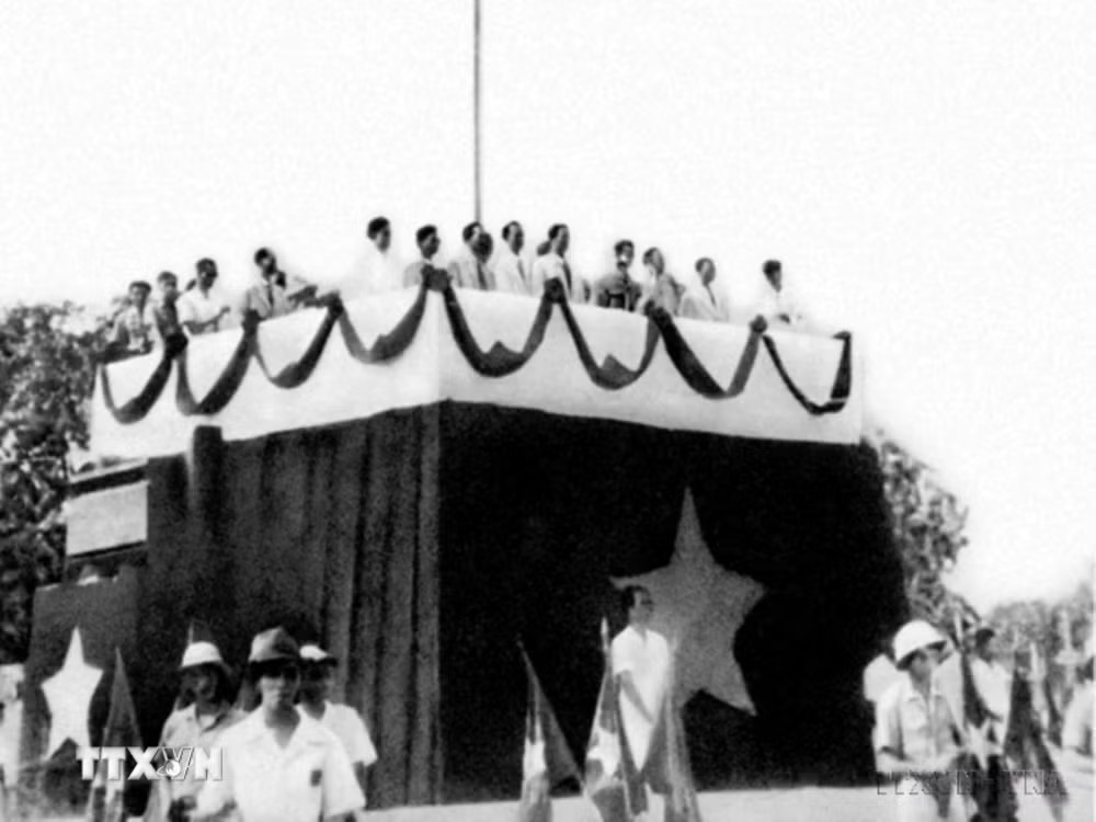 Sáng 2/9/1945, tại Quảng trường Ba Đình lịch sử, Chủ tịch Hồ Chí Minh đọc Tuyên ngôn Độc lập, khai sinh nước Việt Nam Dân chủ Cộng hòa. (Ảnh: Tư liệu TTXVN) ttxvn-tuyen-ngon-doc-lap-2708-1.jpg