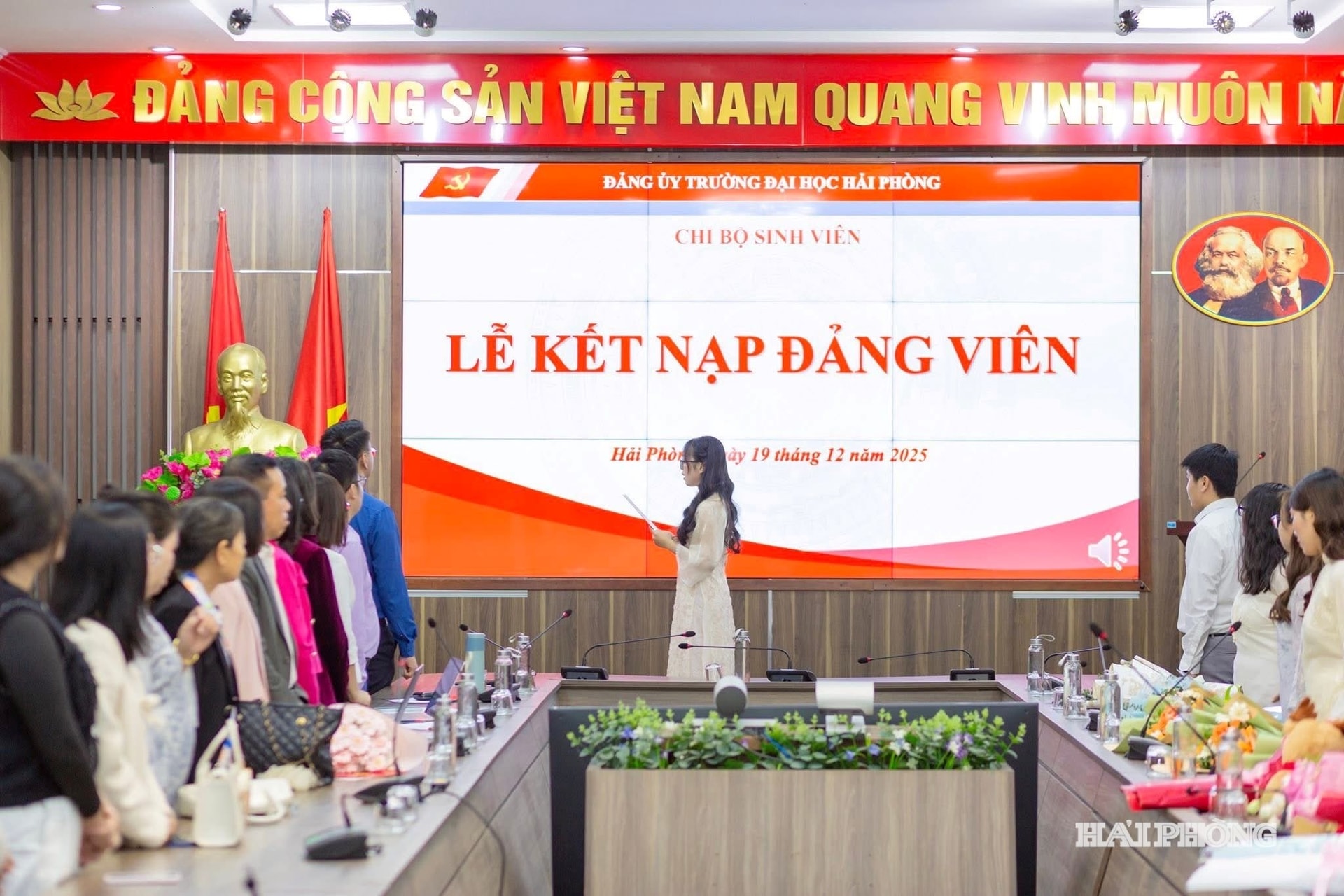 Đảng vi&ecirc;n trẻ tuy&ecirc;n thệ kết nạp Đảng
