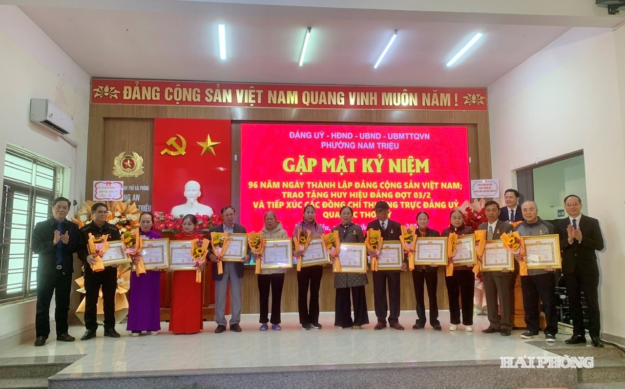 L&atilde;nh đạo phường Nam Triệu trao Huy hiệu Đảng tặng c&aacute;c đồng ch&iacute; 55, 50 v&agrave; 45 năm tuổi Đảng