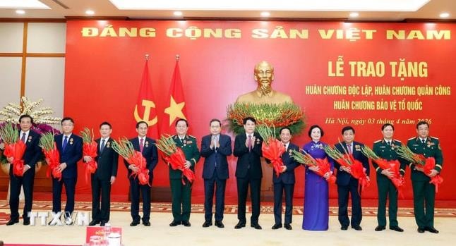n-chuong-doc-lap-huan-chuong-quan-cong-huan-chuong-bao-ve-to-quoc-cho-lanh-dao-chu-chot-lanh-dao-cap-cao-cua-dang-nha-nuoc-5(1).jpg