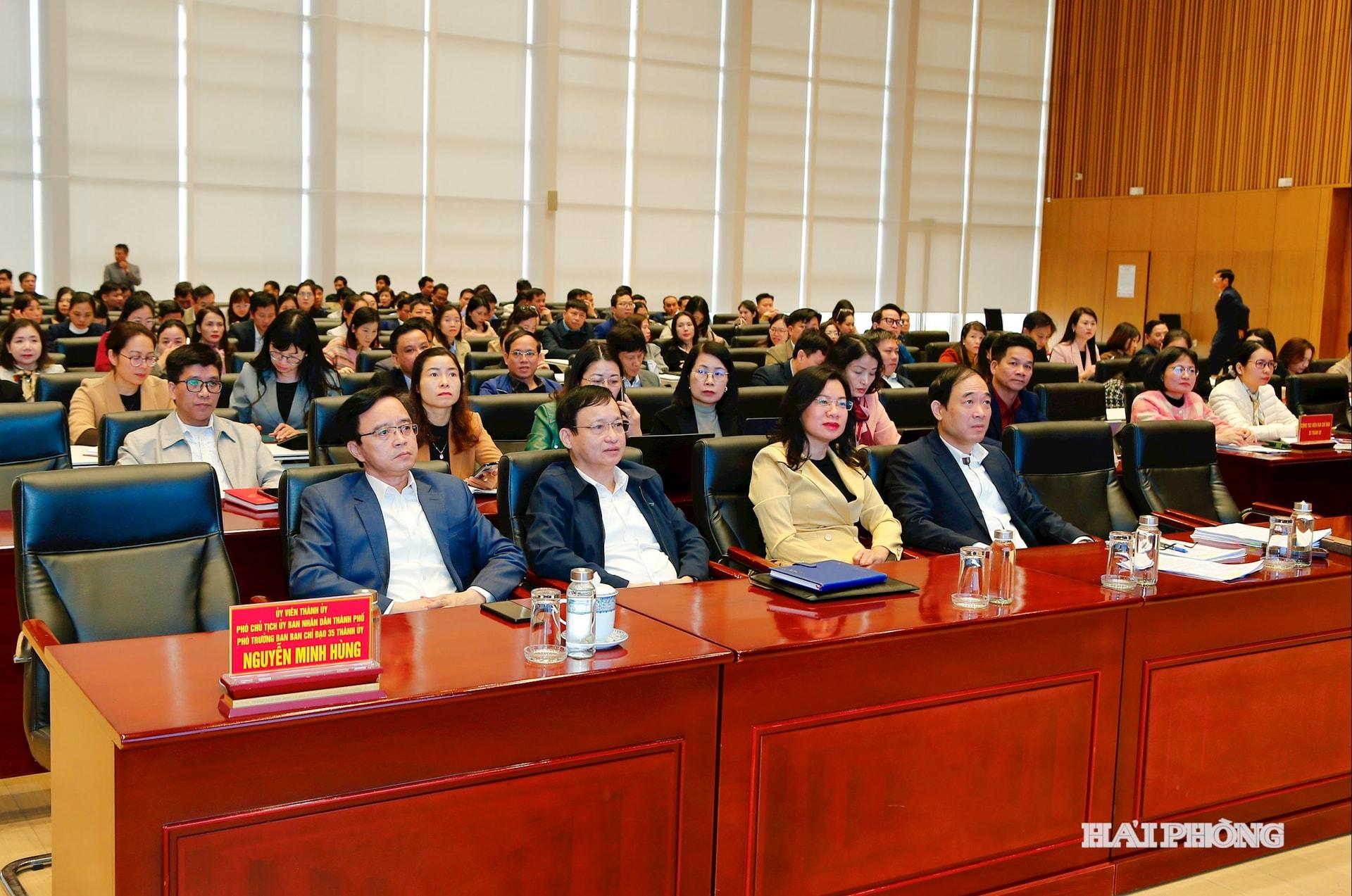 Các đại biểu và báo cáo viên dự hội nghị tập huấn công tác bảo vệ nền tư tưởng của Đảng, đấu tranh, phản bác các quan điểm sai trái, thù địch.