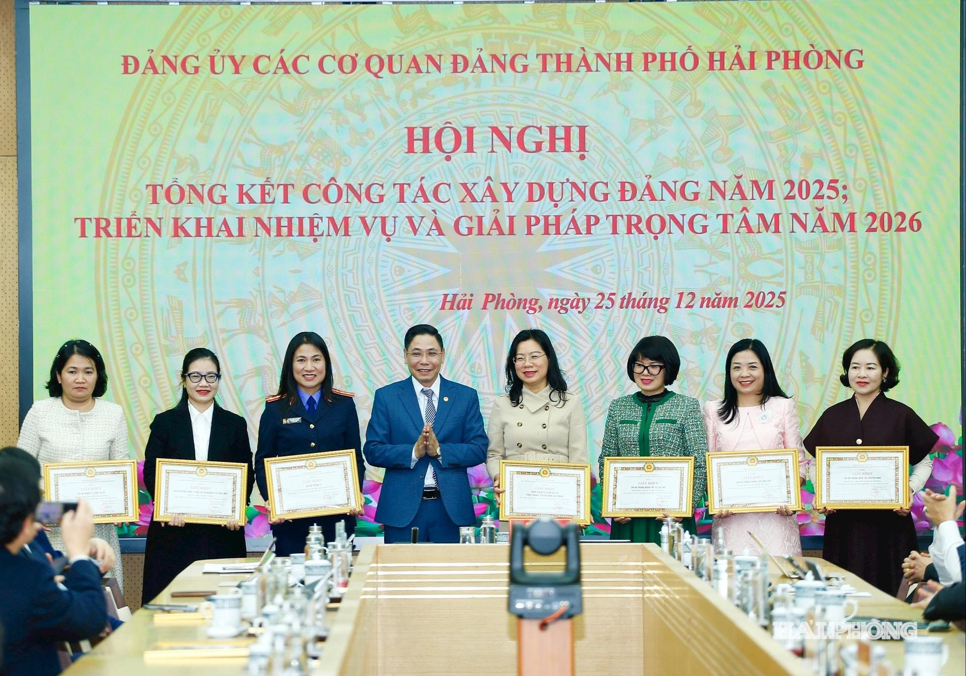 Đồng ch&iacute; Phạm Quang S&aacute;ng, Ph&oacute; b&iacute; thư Đảng ủy khối c&aacute;c cơ quan Đảng th&agrave;nh phố &aacute;p giấy khen tặng c&aacute;c tập thể c&oacute; th&agrave;nh t&iacute;ch xuất sắc.