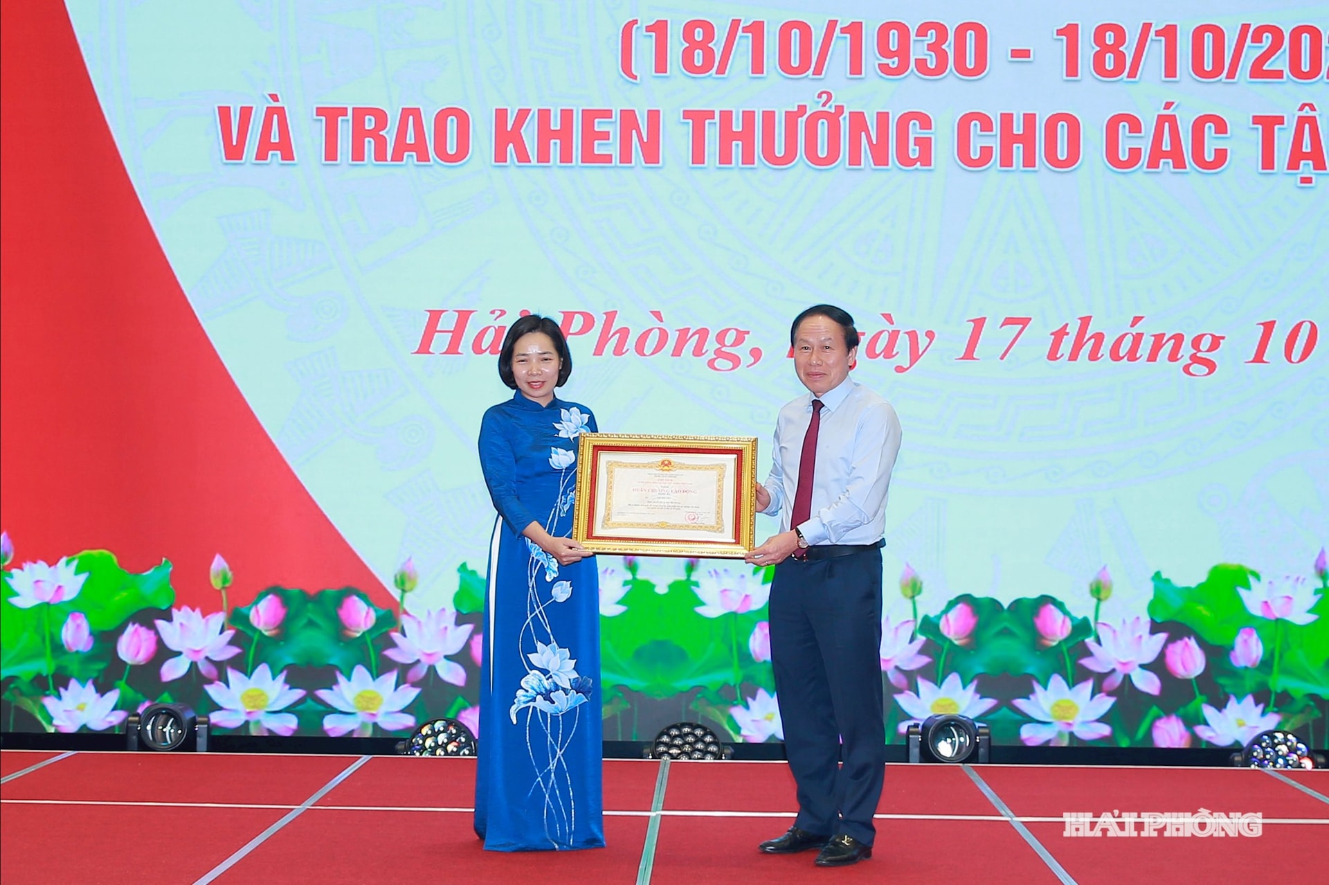 Đồng chí Lê Tiến Châu, Uỷ viên Trung ương Đảng, Bí thư Thành uỷ, Trưởng đoàn đại biểu Quốc hội Hải Phòng trao Huân chương Lao động hạng Ba của Chủ tịch nước tặng đồng chí Sái Thị Yến, Phó chánh văn phòng Thường trực Văn phòng Thành uỷ.
