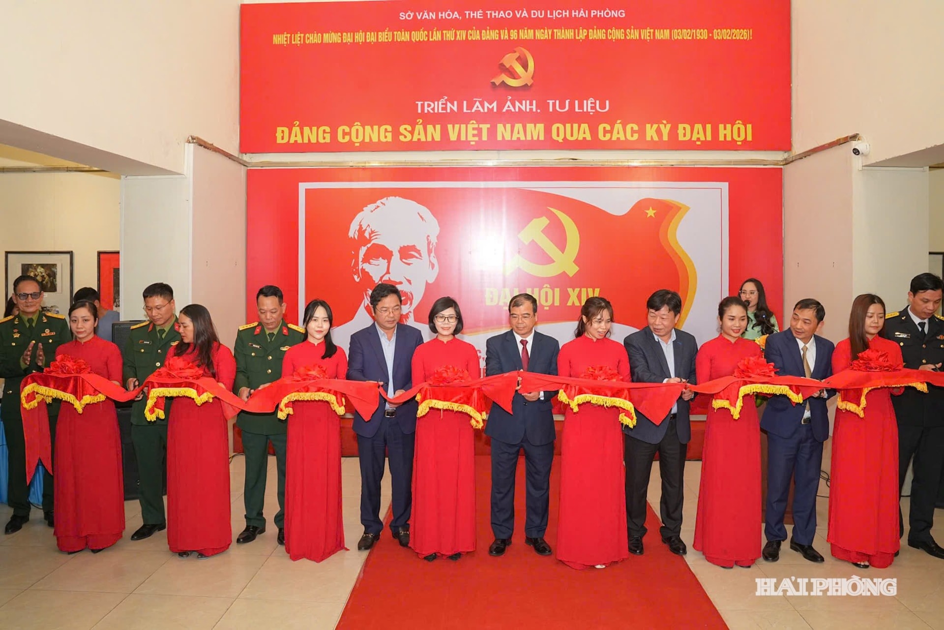 Đồng ch&iacute; Nguyễn Minh H&ugrave;ng, Ph&oacute; chủ tịch UBND th&agrave;nh phố c&ugrave;ng c&aacute;c l&atilde;nh đạo Sở, Ban, Ng&agrave;nh cắt băng khai mạc triển l&atilde;m Ảnh tư liệu Đảng cộng sản Việt Nam qua c&aacute;c kỳ Đại hội tại Trung t&acirc;m Triển l&atilde;m v&agrave; Mỹ thuật Hải Ph&ograve;ng