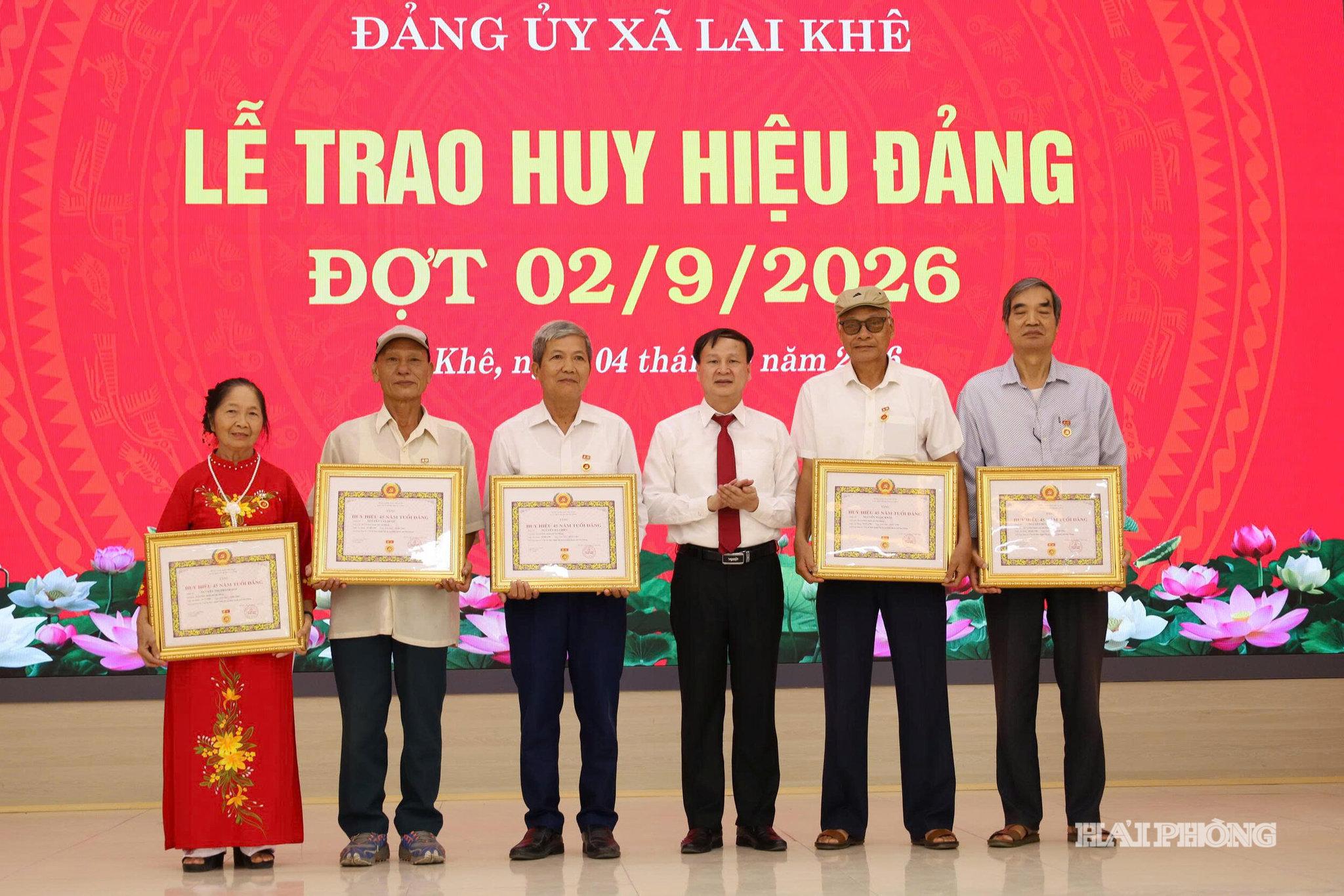 Bí thư Đảng ủy xã Lai Khê trao Huy hiệu Đảng cho các đảng viên lão thành trên địa bàn xã.