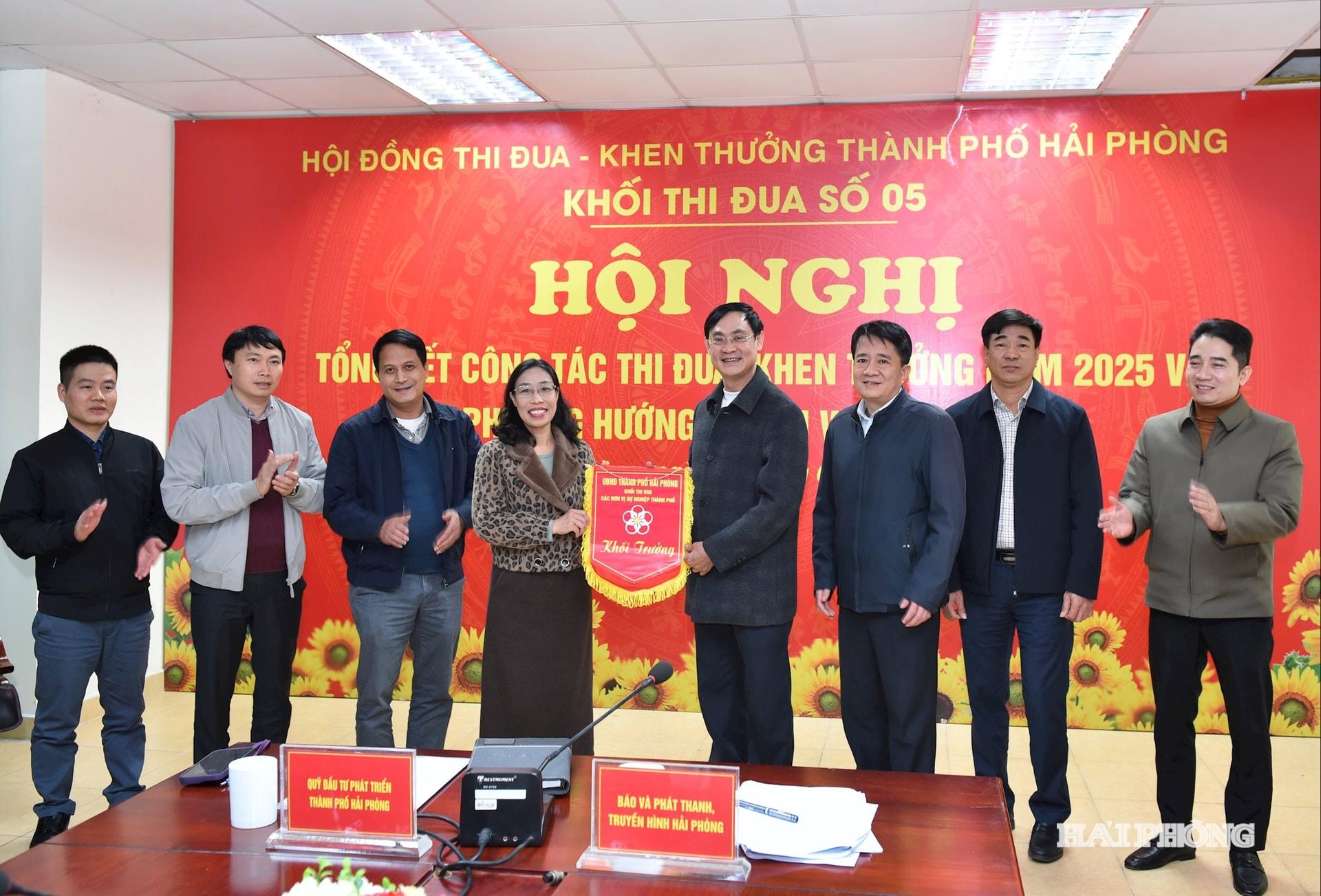 Lãnh đạo Báo và Phát thanh truyền hình Hải Phòng trao cờ đơn vị khối trưởng năm 2026.