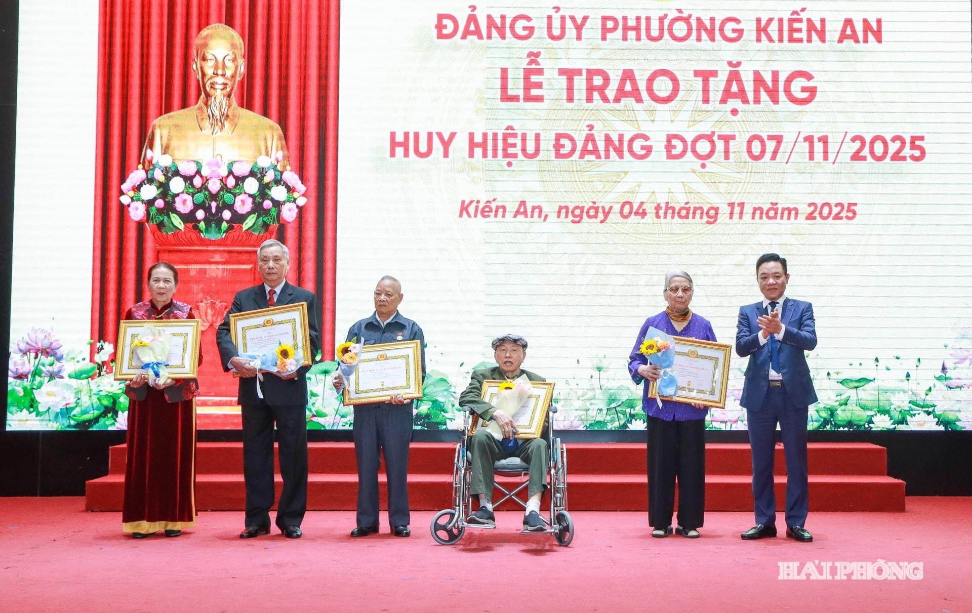 Lãnh đạo Đảng uỷ phường Kiến An trao Huy hiệu Đảng tặng các đảng viên lão thành.