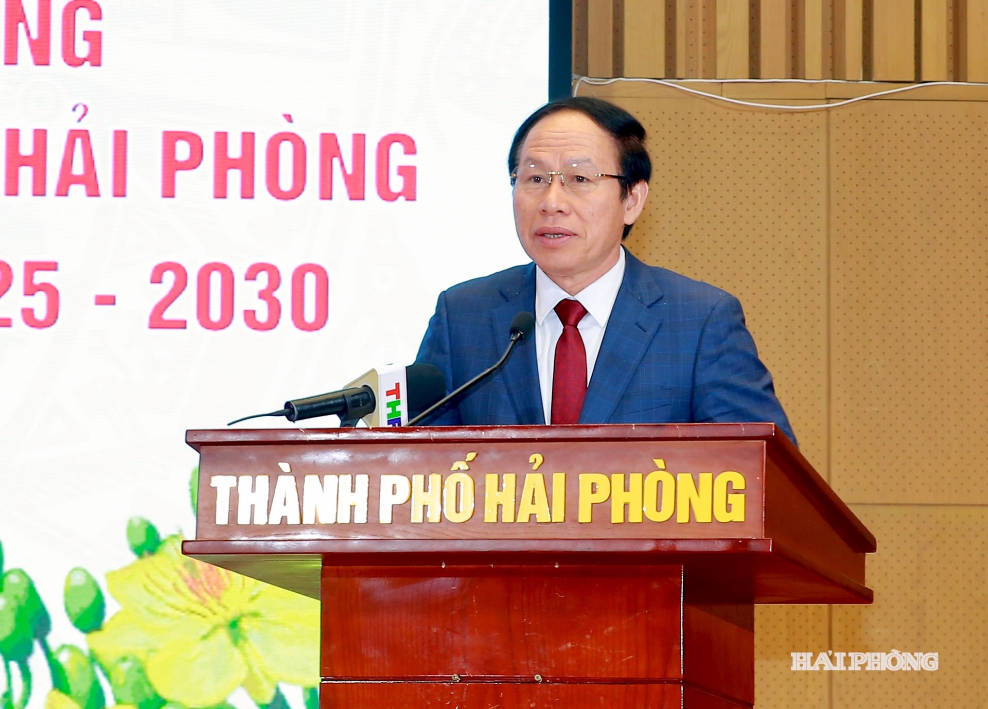 Đồng chí Lê Tiến Châu, Uỷ viên Trung ương Đảng, Bí thư Thành uỷ, Trưởng đoàn đại biểu Quốc hội Hải Phòng trình bày diễn văn tại lễ kỷ niệm.