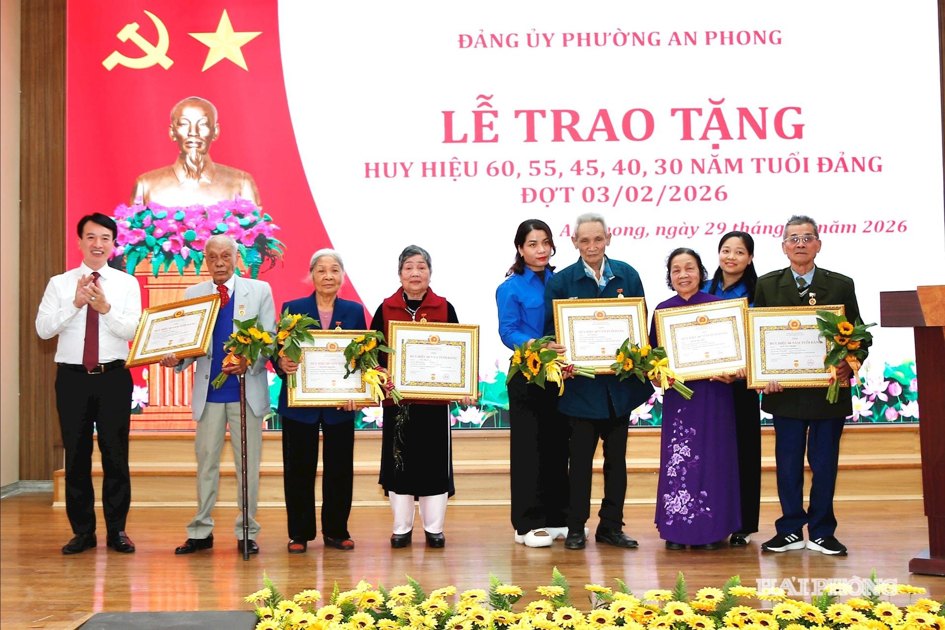 Đồng chí Nguyễn Đức Tuấn, Uỷ viên ban Thường vụ Thành ủy, Phớ chủ tịch Thường trực Mặt trận Tổ quốc Việt Nam thành phố trao