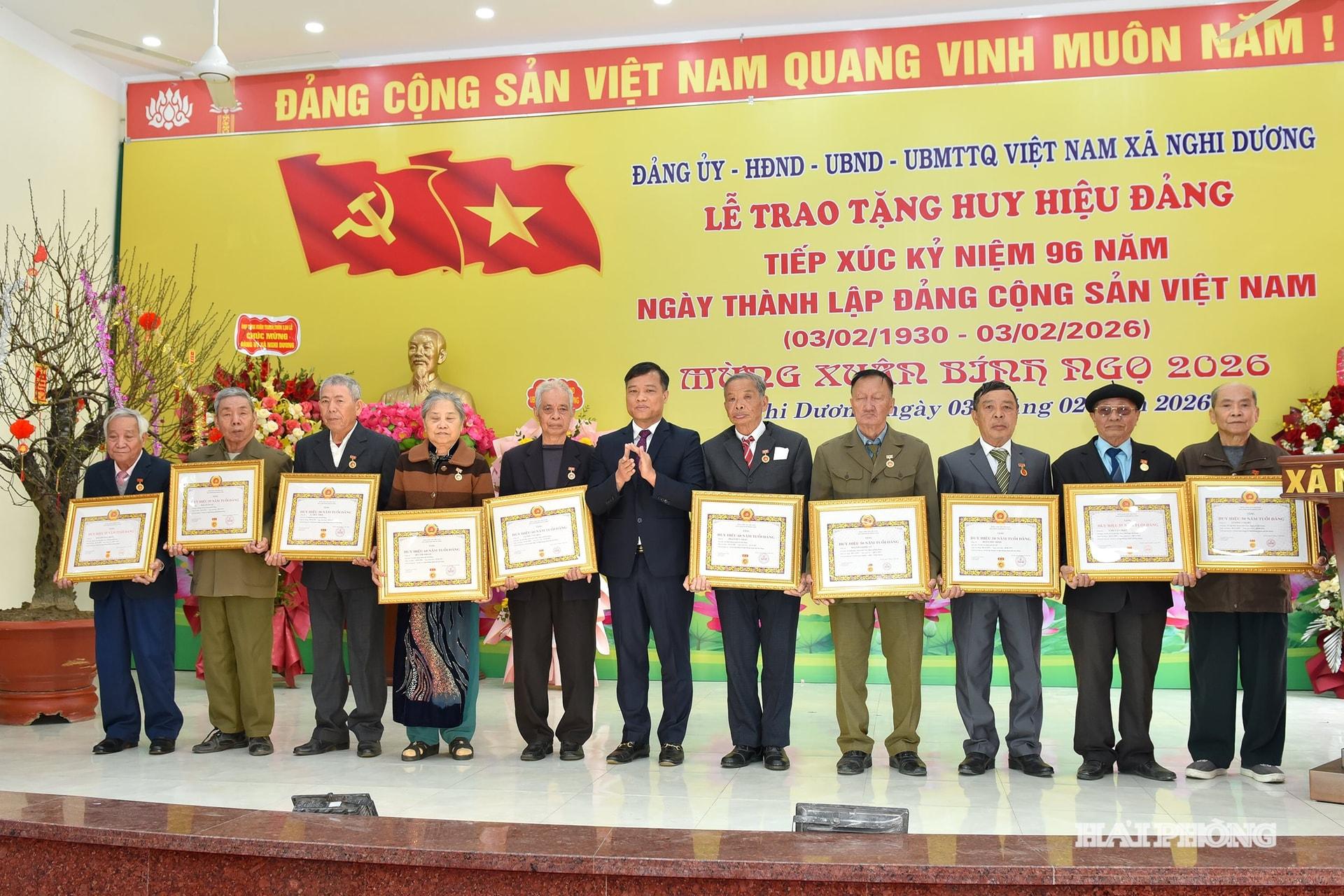 Lãnh đạo xã Nghi Dương trao Huy hiệu Đảng đợt 3/2 tặng các đảng viên trên địa bàn.